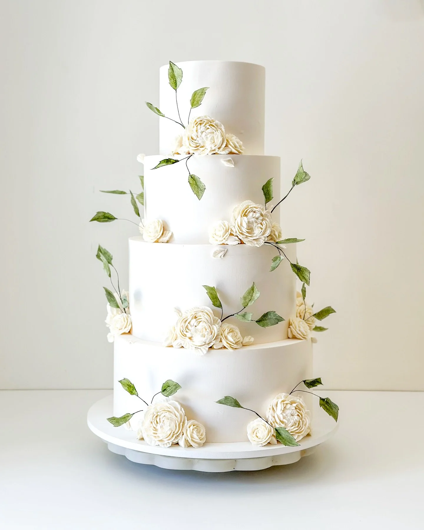 White buttercream blooms for Cathleen + Mark 🕊️

Craft Flavors: Banoffee 🍌 + Brown Butter Caramel 🧈 + Aloha Kai 🥥 + Pistachio Raspberry 🍰

#sandiegowedding #sandiegocakes #weddingcake #connorscraftcakes #luxuryweddingcake southerncaliforniaweddi