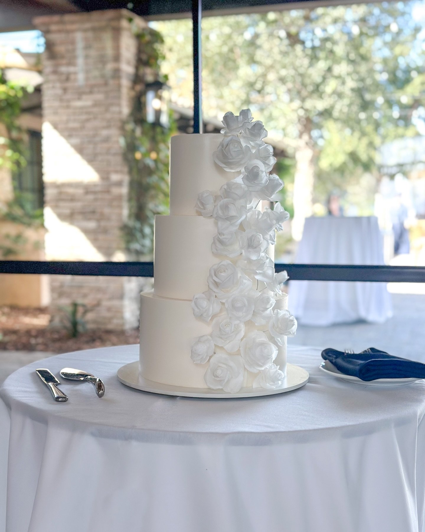 This piece maintains the tension between clean geometry and abundance. These handmade wafer paper roses offered a bridal gesture while also ensuring the presence of restraint.

For Karolina + Greg 🤍

Craft Flavors: Caprino e Fichi + Malted French Si