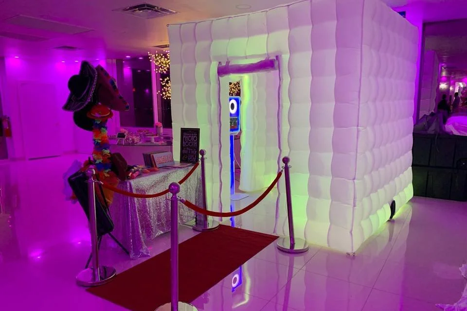 Open Air vs. Enclosed Photo Booths