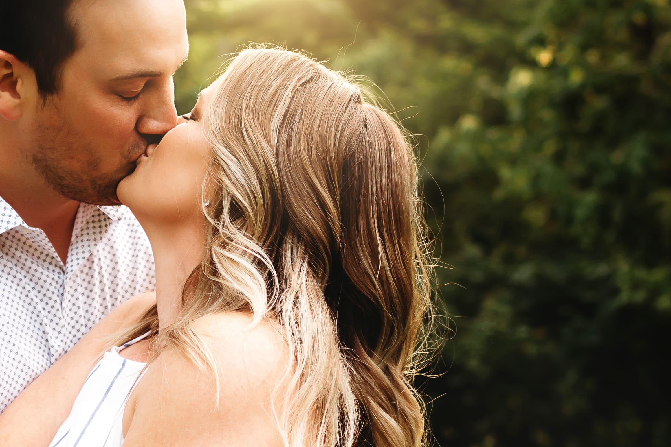 family portraits with a couple kissing