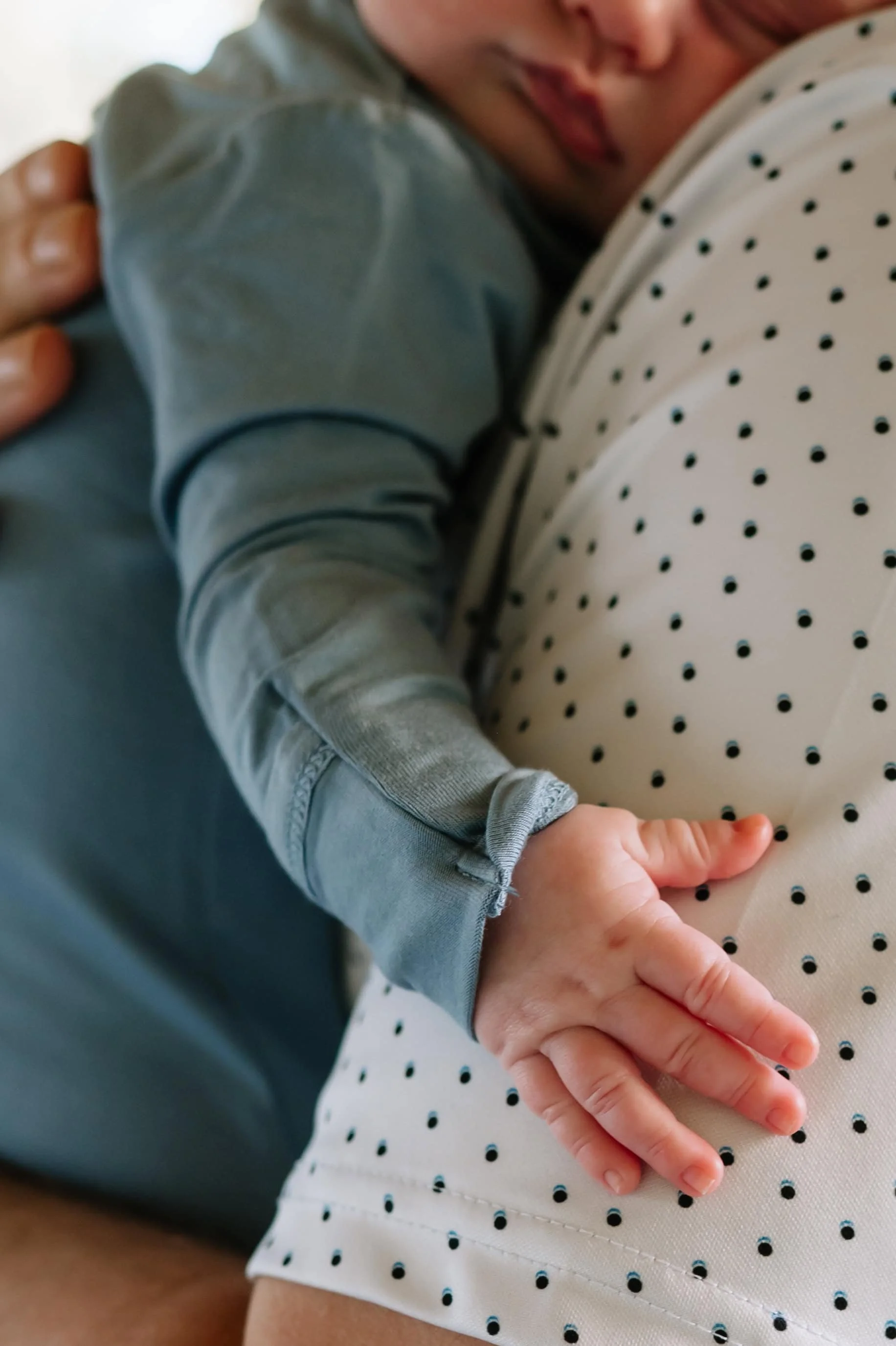 newborn hand holding dad