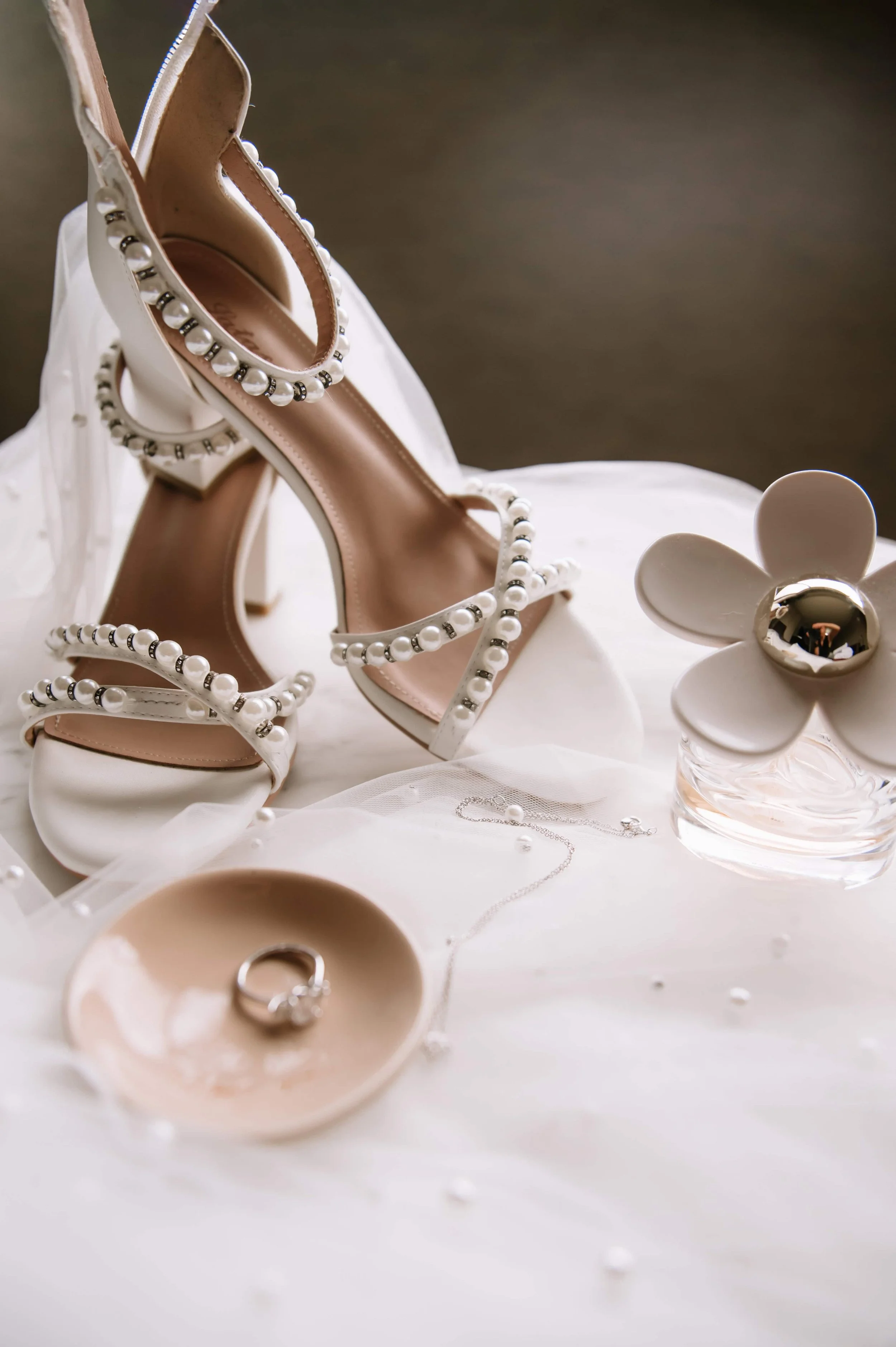 bride's shoes and jewelry for wedding day
