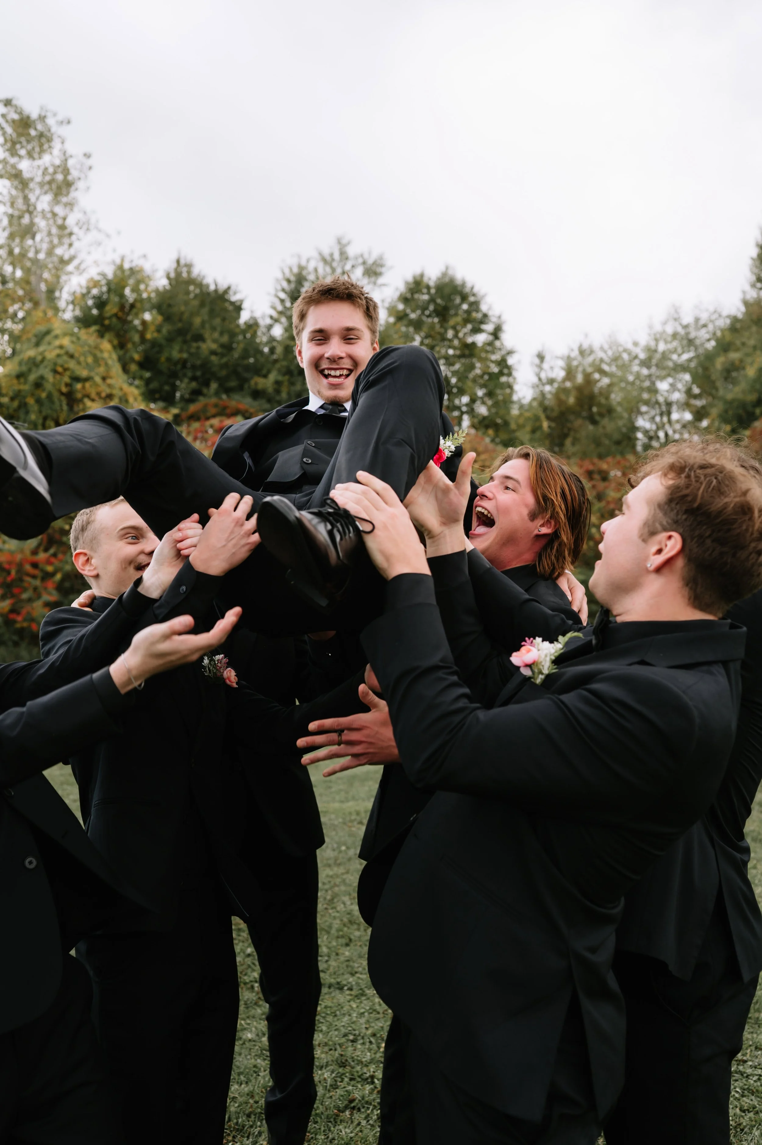 groom bridal party pictures.jpg