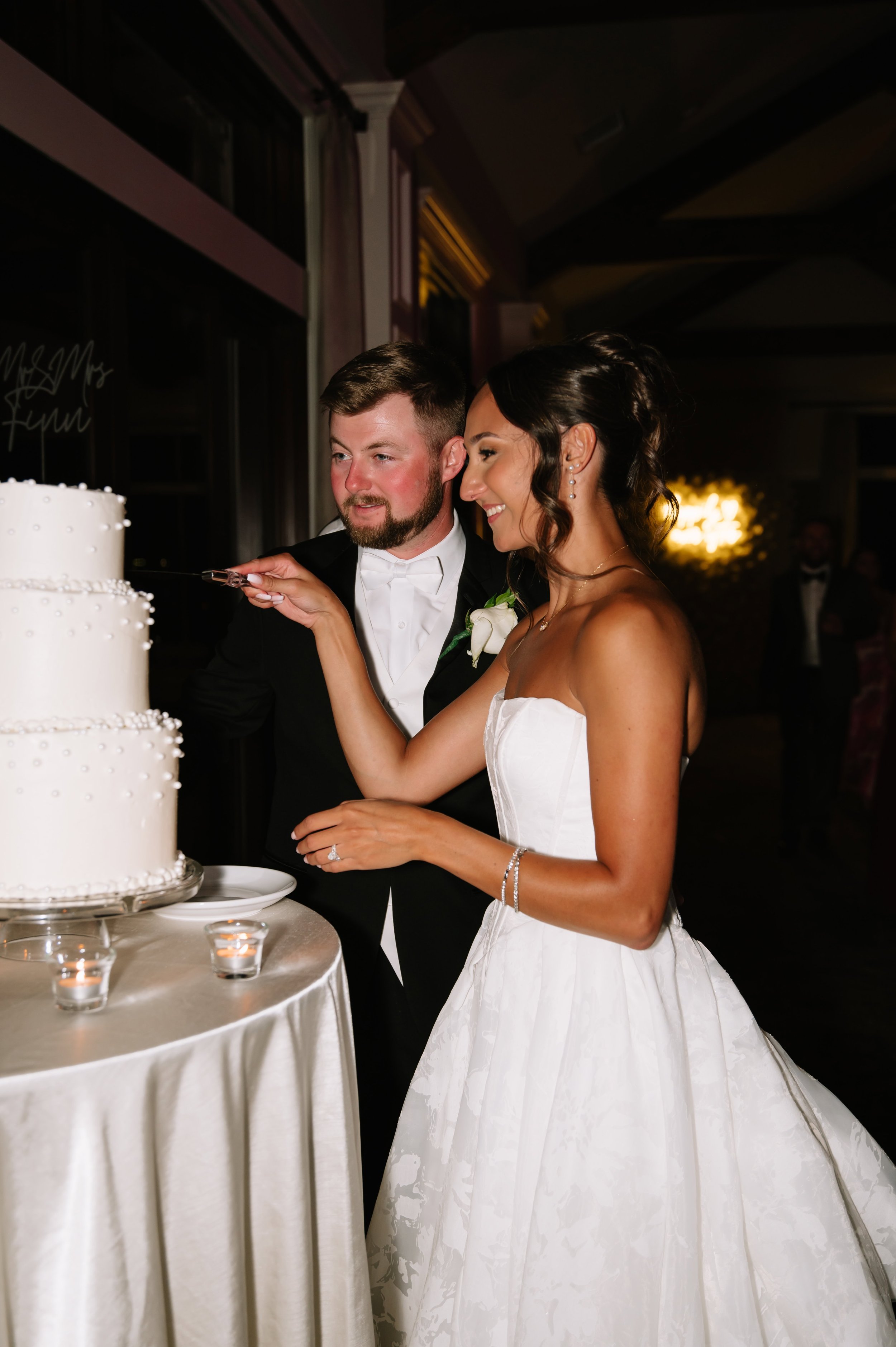 wedding cake cutting.jpg