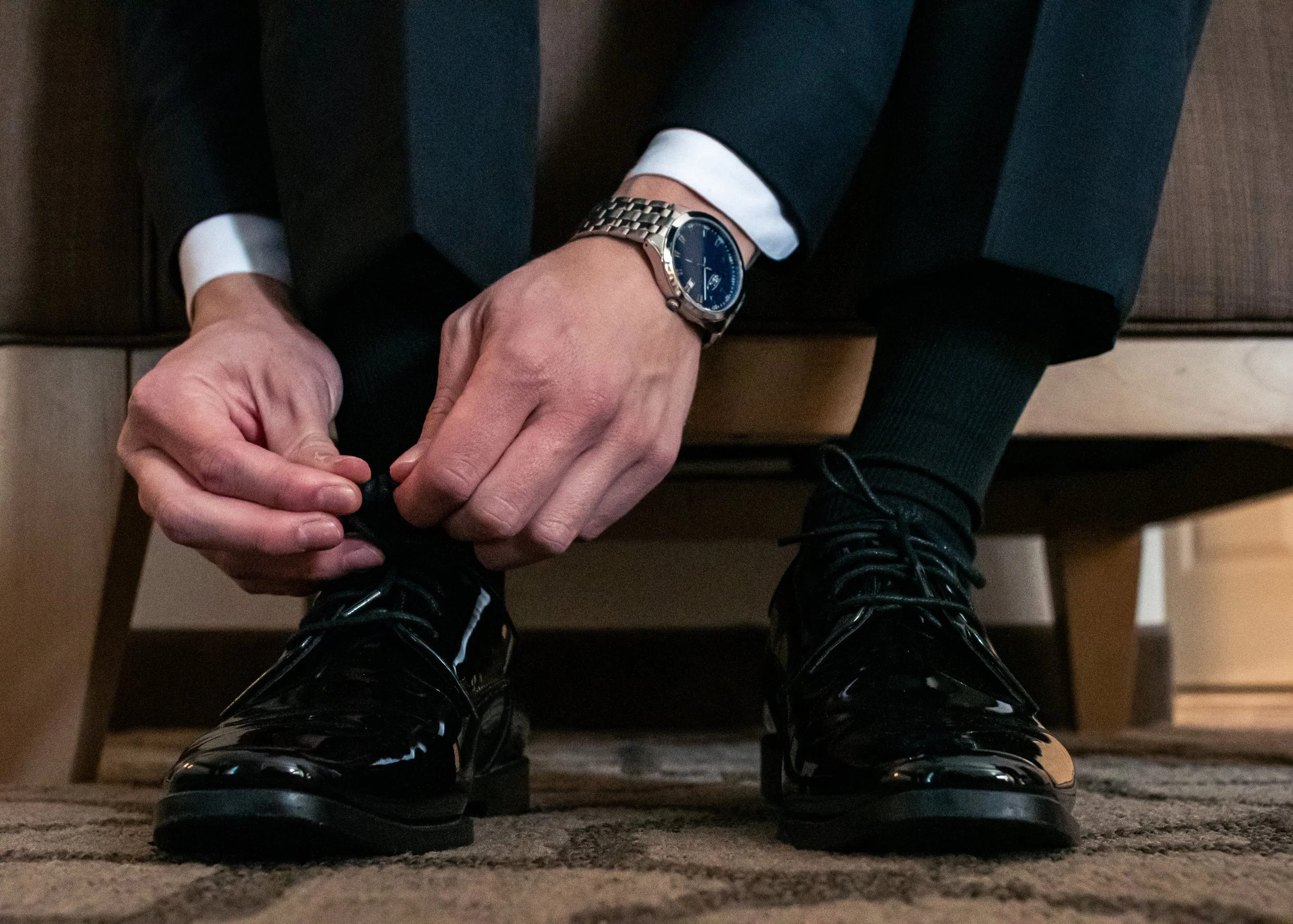 The groom fastens his shoe with quiet determination—one of the final, composed moments before stepping into a New York wedding celebration.
Preparation and poise, captured by a top wedding photographer in the USA.