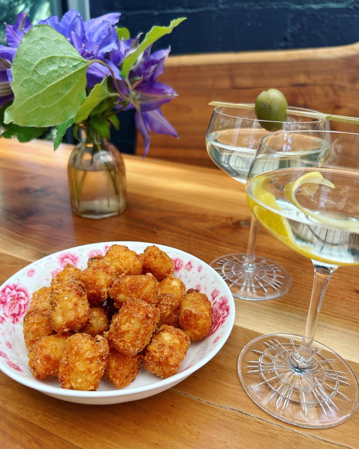 Bring a friend and join us for Social Hour, every day 4:30-6:00! With specials like &lsquo;Tinis &amp; Tots: 2 house martinis and a bowl of salt &amp; vin tater tots 🤤