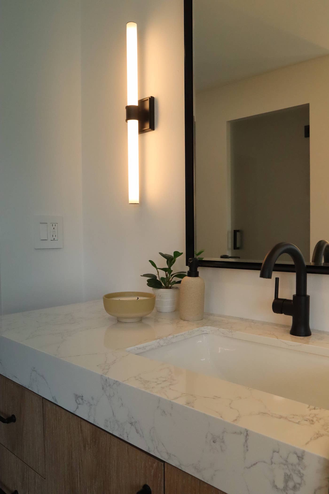 details-master-bathroom-lighting.JPG