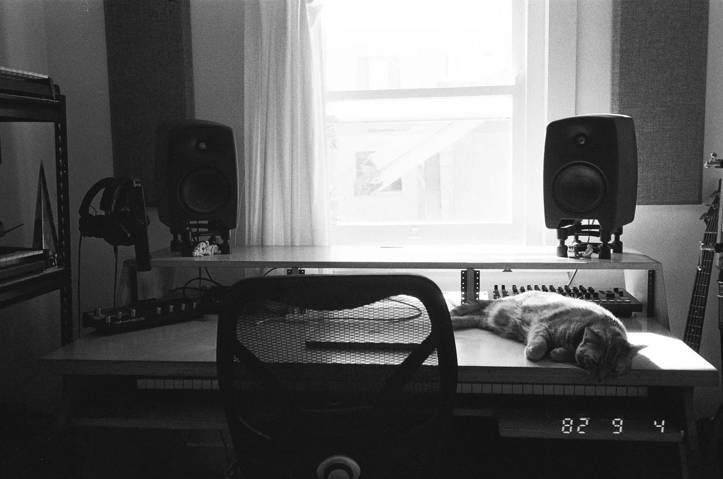 Jan so far has been full of resting, seeing mates, beaching, seeing music, making music, making pottery and eating. V grateful. ⚫️📷⚪️