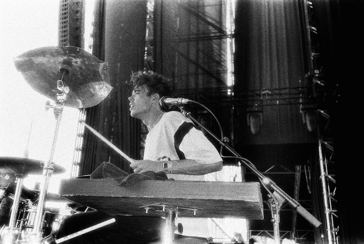 Gearing up for a big weekend in the desert w @royelotis 🩵 Saturday at Mojave 5:50 PDT // 10:50am Sunday on streaming in Aus @coachella 

📷: @jamiesonfilm