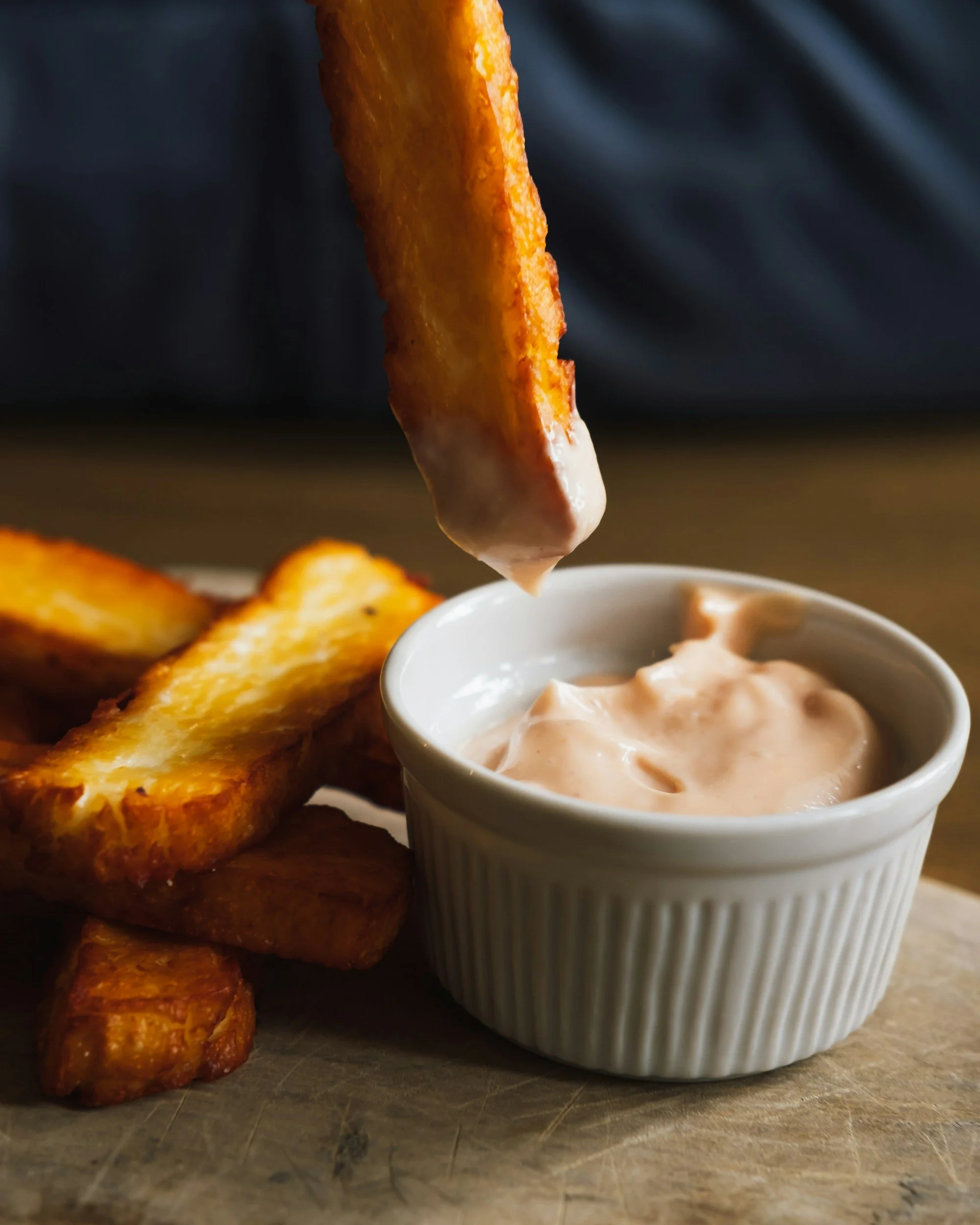 Chili-Mayo-Dip mit Caseiro – der einfachste Allround-Dip für Grillabende