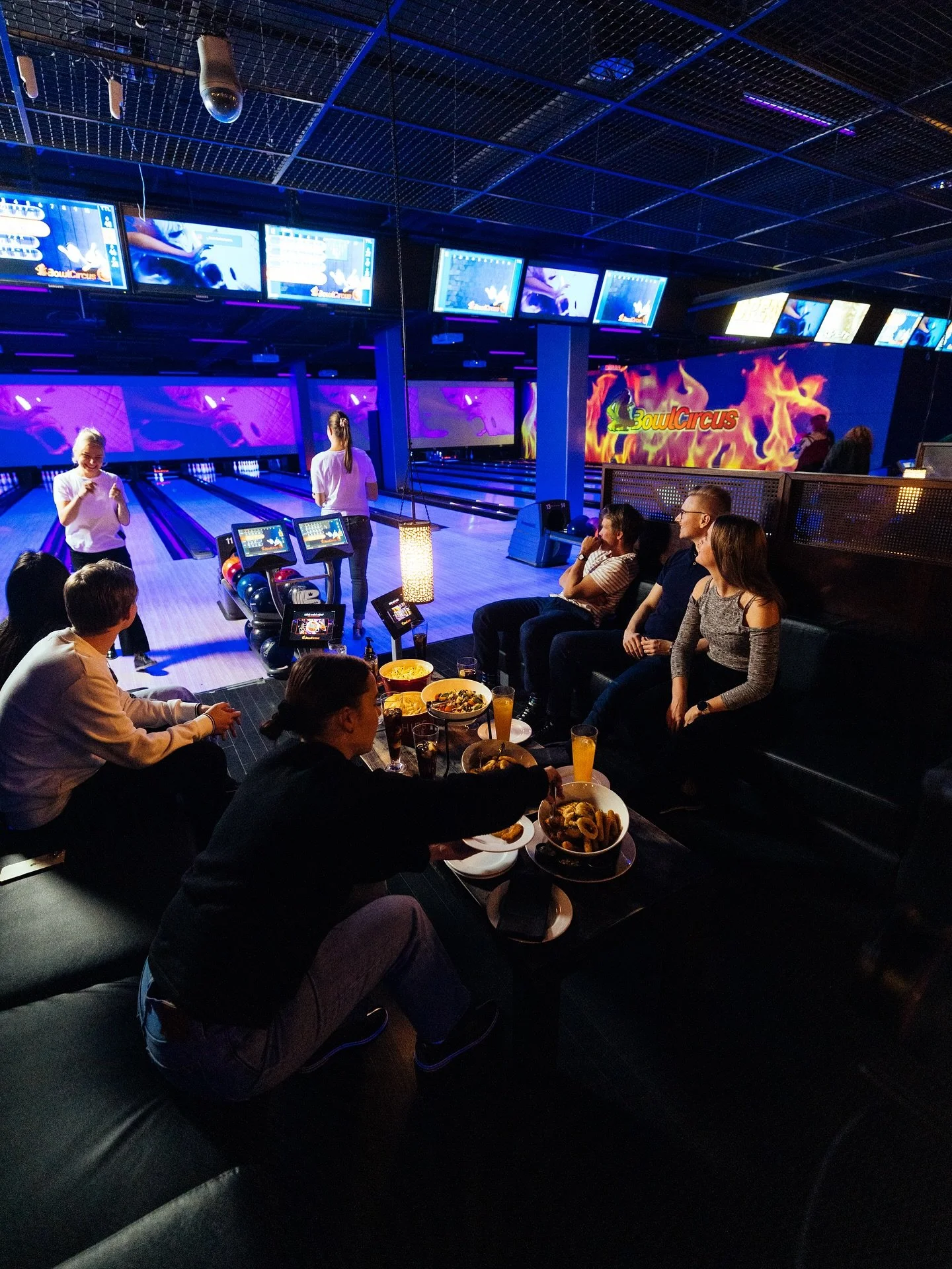 Vuoden harmainta p&auml;iv&auml;&auml; on hauska viett&auml;&auml; hohtokeilaten! 🥂 Ja huomenna sitten is&auml;np&auml;iv&auml;n merkeiss&auml; 🥰

Varaa rata: bowlcircus.com 🎳