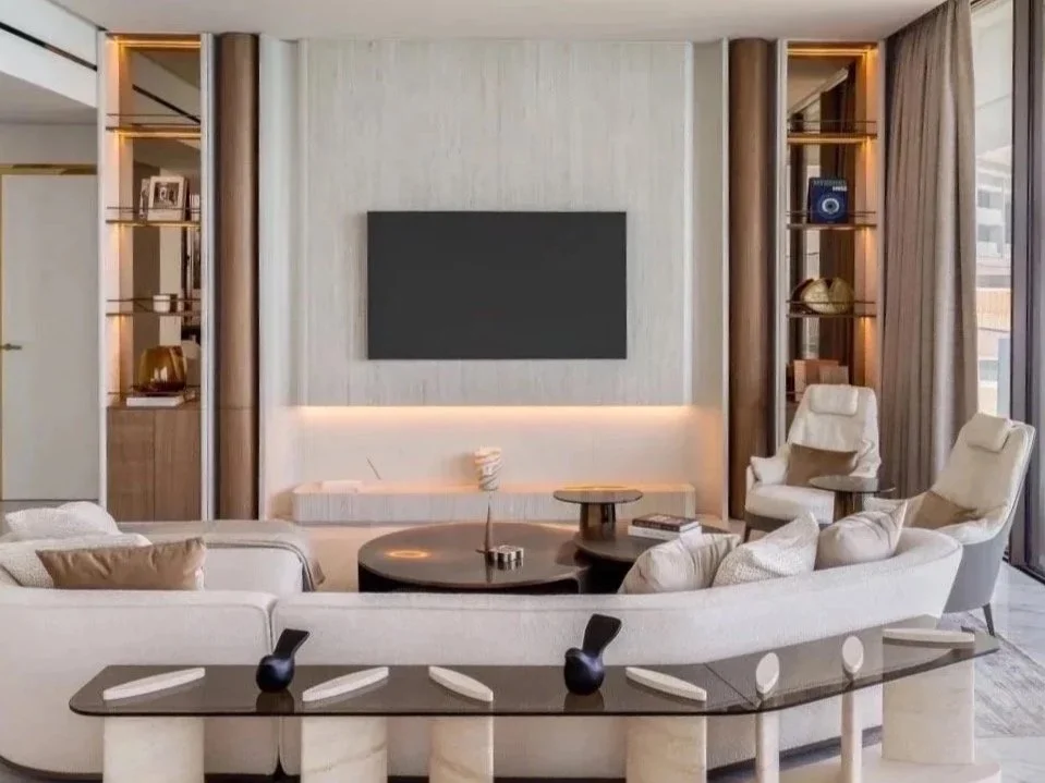 ROYAL ATLANTIS DUPLEX | THE PALM 

This complete renovation and furnishing of a duplex at Atlantis The Royal unfolds through spaces conceived as a quiet architectural framework for an exceptional setting. The living and dining areas are defined by a 