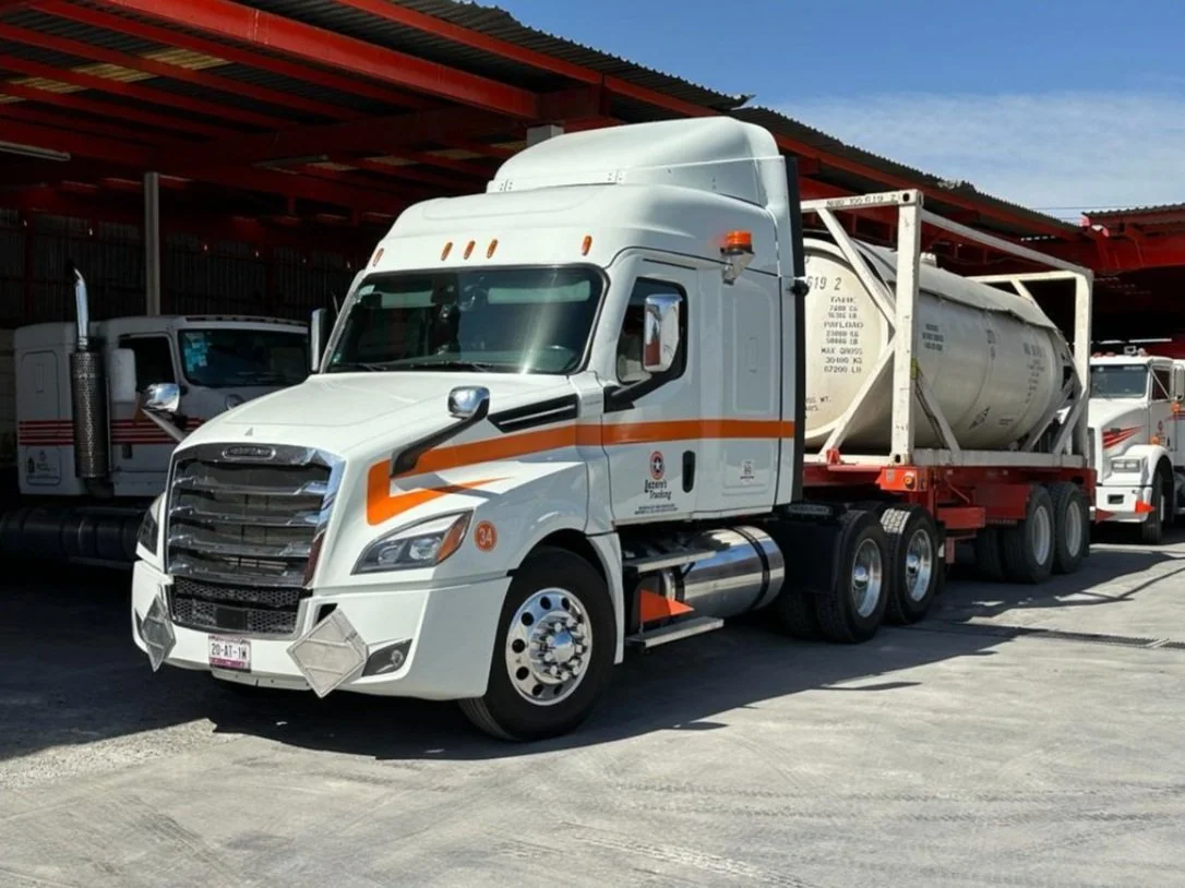 Un técnico de Oranssi trabaja en el proyecto de un techo