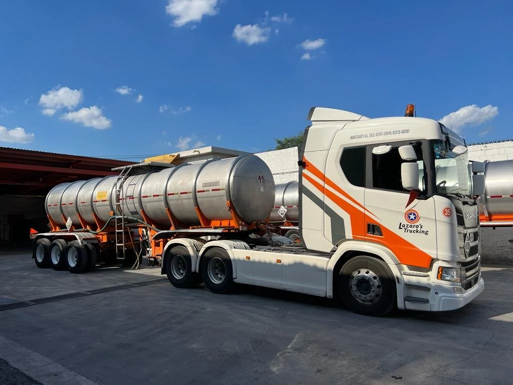 Un carpintero de Oranssi utiliza la sierra de mesa