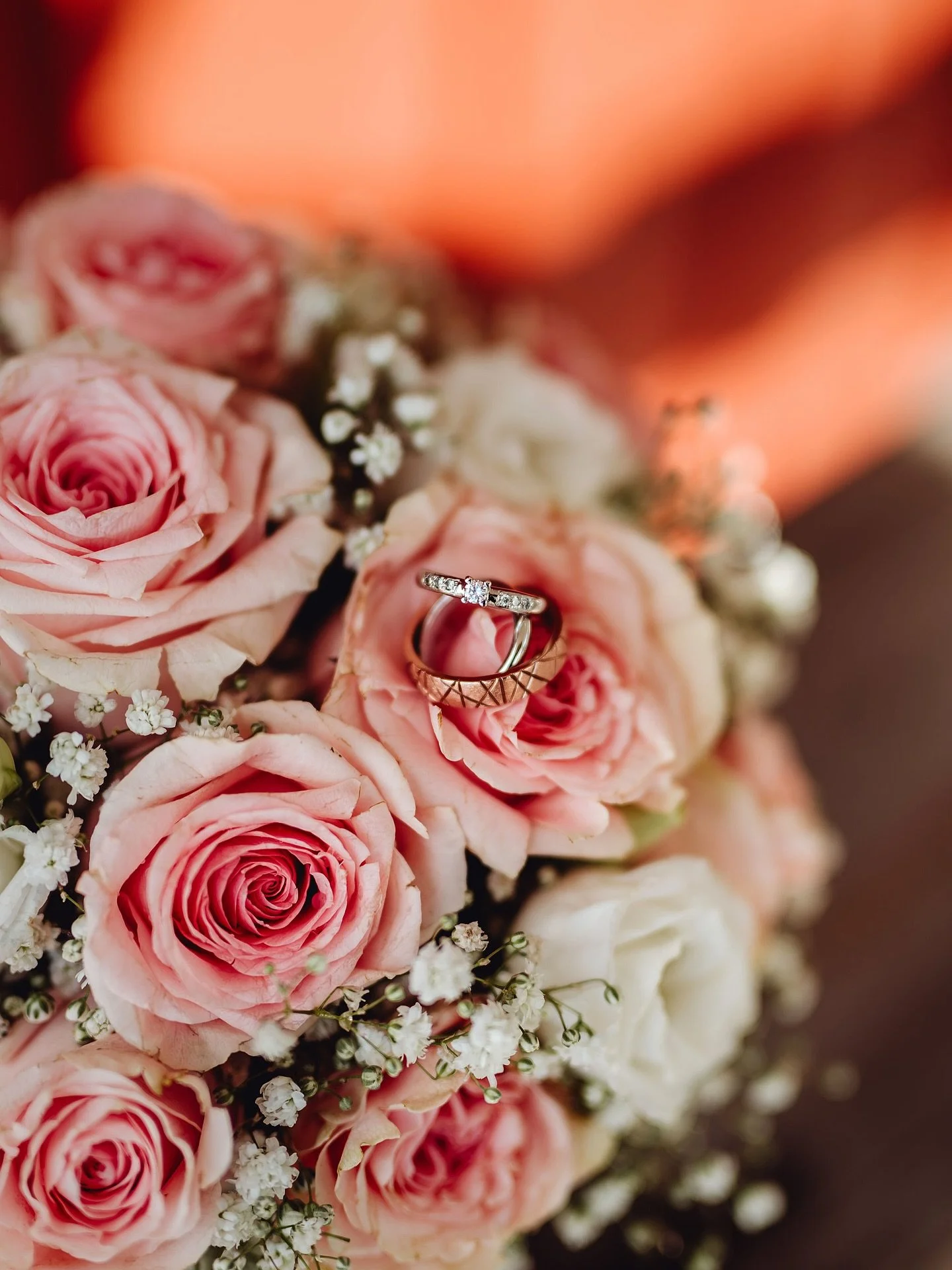 Kes&auml;aurinko, kaksikymment&auml; astetta l&auml;mmint&auml; ja juhlasalista kantautuvaa musiikkia; h&auml;&auml;sesonki on yht&auml; galleriaa vaille taputeltu. Olen valmis syksyyn, kirpeisiin pakkasiin ja vilttiin k&auml;&auml;riytymiseen. ❤️

#