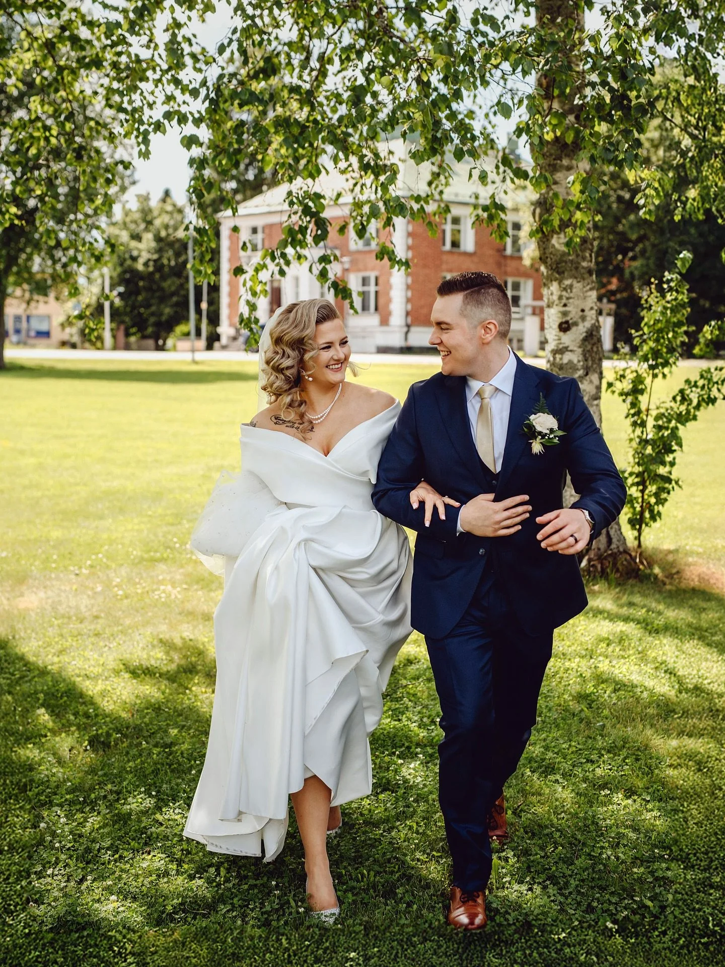 Mun suusta kuulee monesti p&auml;iv&auml;n aikana &rdquo;T&auml;m&auml; kuulostaa v&auml;h&auml;n hassulta, mutta luottakaa muhun, t&auml;st&auml; tulee tosi hyv&auml;!&rdquo;
Kuvaajana parhaimpia, el&auml;vimpi&auml; kuvia saa silloin, kun ei poseer