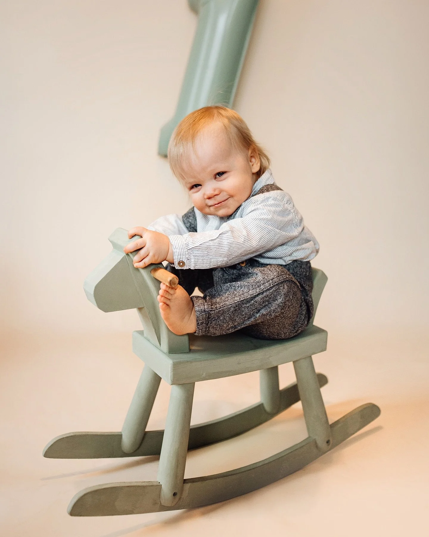 Rakastan kuvata pieni&auml; lapsia - varsinkin, jos saan heid&auml;t nauramaan omalla h&ouml;lm&ouml;ilyll&auml;ni. Perhekuvissa ja lasten kanssa kuvatessa onkin t&auml;rke&auml;&auml; ottaa oma aikansa, etteiv&auml;t pienet ylikuormitu ❤️

#yksivuot