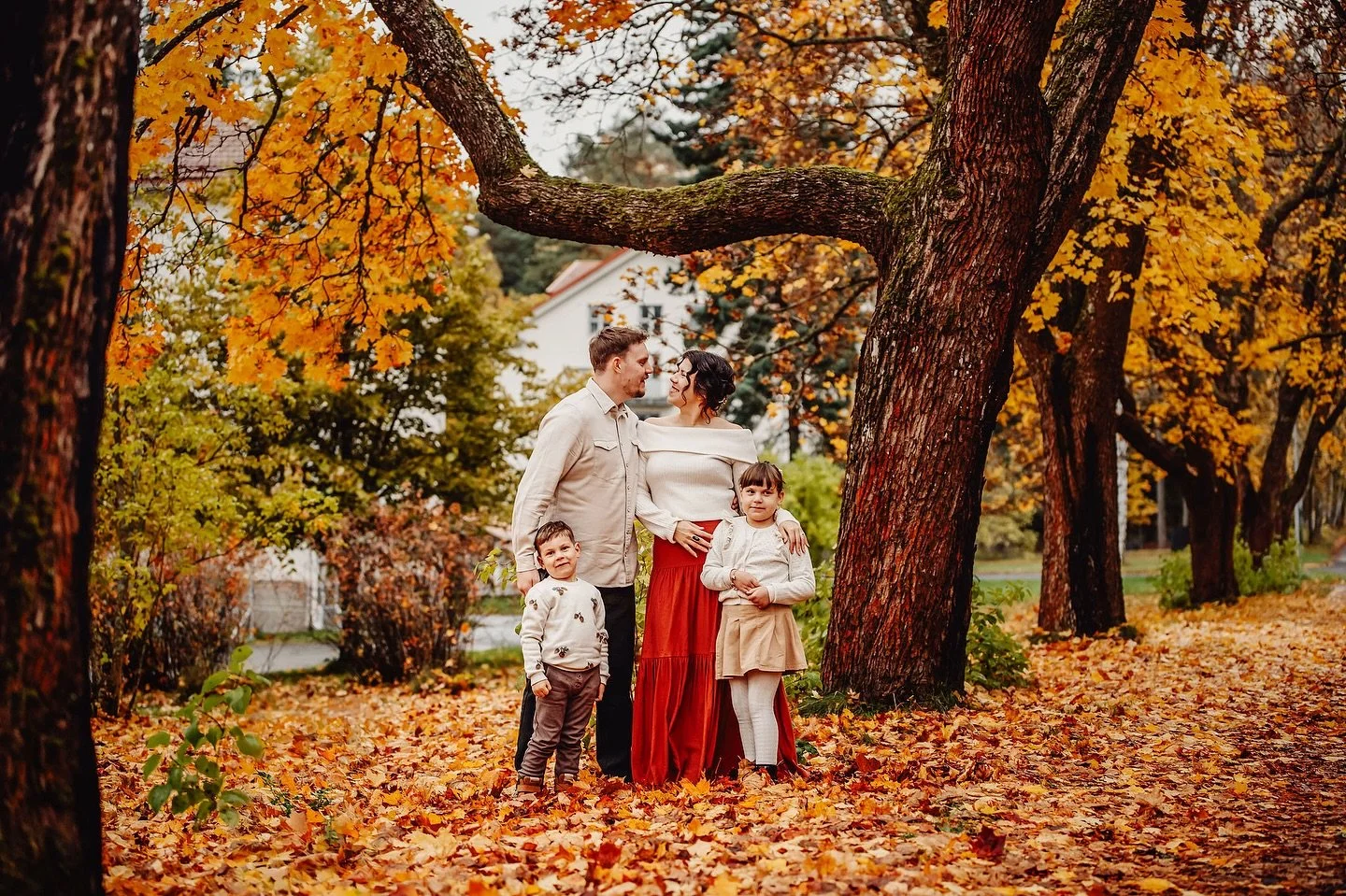 T&auml;m&auml;n syksyisen perhepotretin v&auml;rimaailma rapsuttelee jotain tietty&auml; kohtaa mun aivoissa. Ruska on yksi mun lempikausista, mutta samalla kaikista oikuttelevin; koskaan ei voi tiet&auml;&auml;, sataako sittenkin tai onko l&auml;mp&