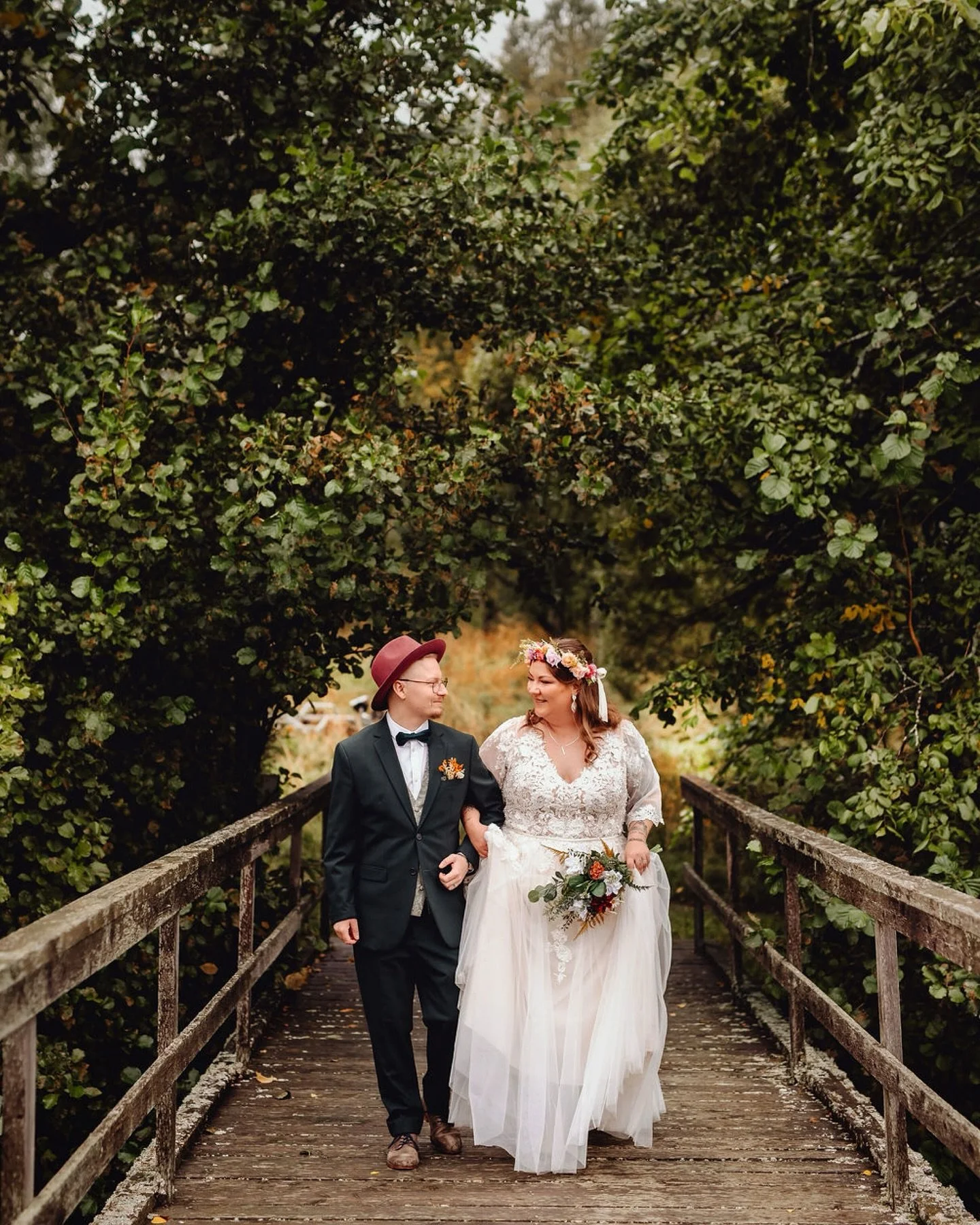 &ldquo;I have found the paradox, that if you love until it hurts, there can be no more hurt, only more love.&rdquo; ❤️

Siis; syksyn s&auml;vyt, sateeton sattuma ja hetki, kun n&auml;m&auml; kaksi n&auml;kiv&auml;t toisensa first lookissa. Kuvaajana 