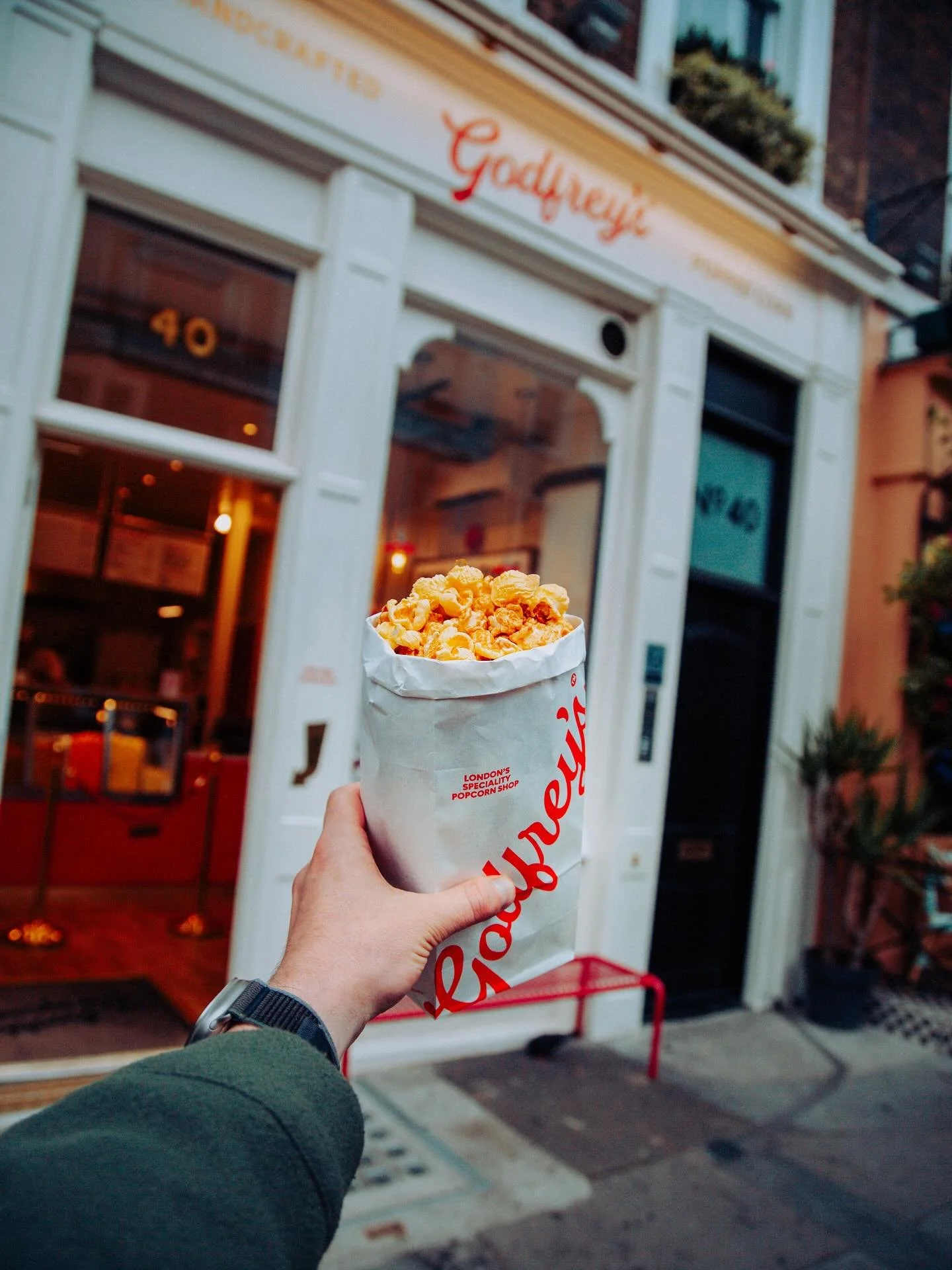 ✨ Freshly popped, served in an old-school paper bag &mdash; just like the good old days. ✨
The perfect pre-show ritual in London&rsquo;s theatreland 🎭🍿. Because every standing ovation deserves a standing snack!

#TheatrelandTreats #LondonEats #Fres