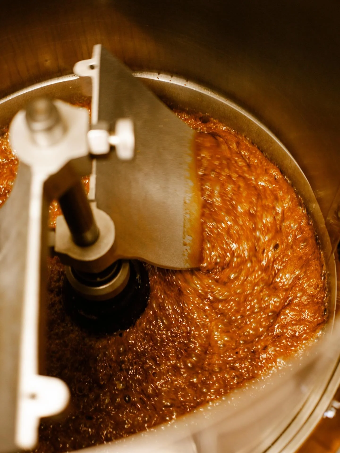 ✨ Golden, glossy, and downright irresistible ✨
At Godfrey&rsquo;s, our caramel corn is kettle-cooked in small batches &mdash; no shortcuts, no rush, just pure patience. Every swirl of caramel clings to each fluffy kernel, giving you that perfect crun