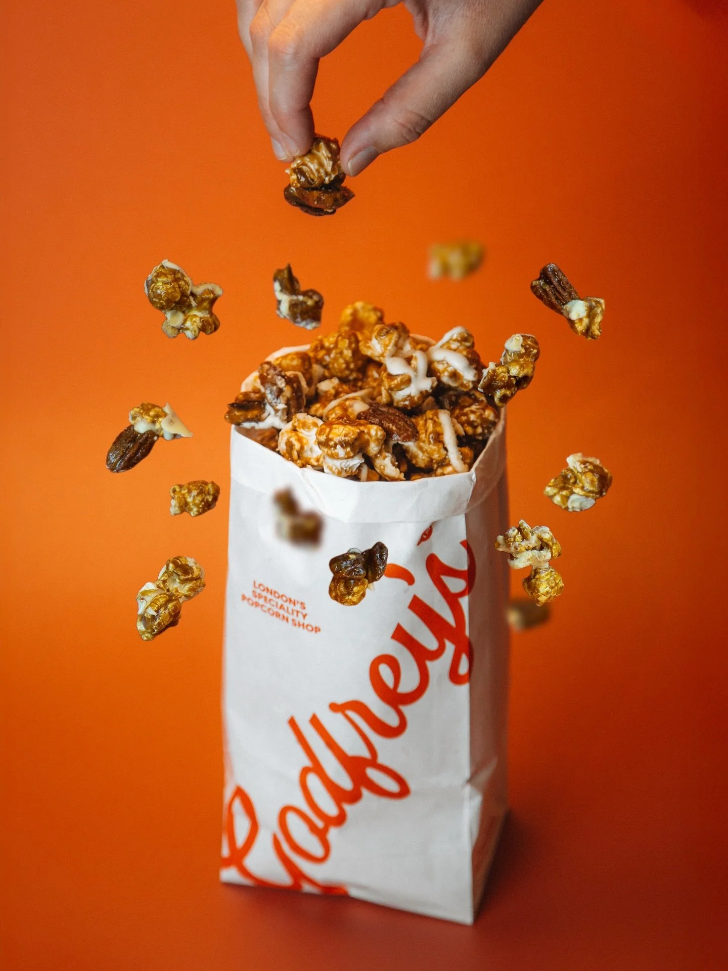 Our newest festive drop has entered the chat: Pecan Pop Pie 🤶🔥
Caramel corn + caramelised pecans + shortbread crumb + white choc drizzle = Christmas in a bag.
Here for a good time, not a long time &mdash; grab it in Covent Garden while it lasts.🎄?