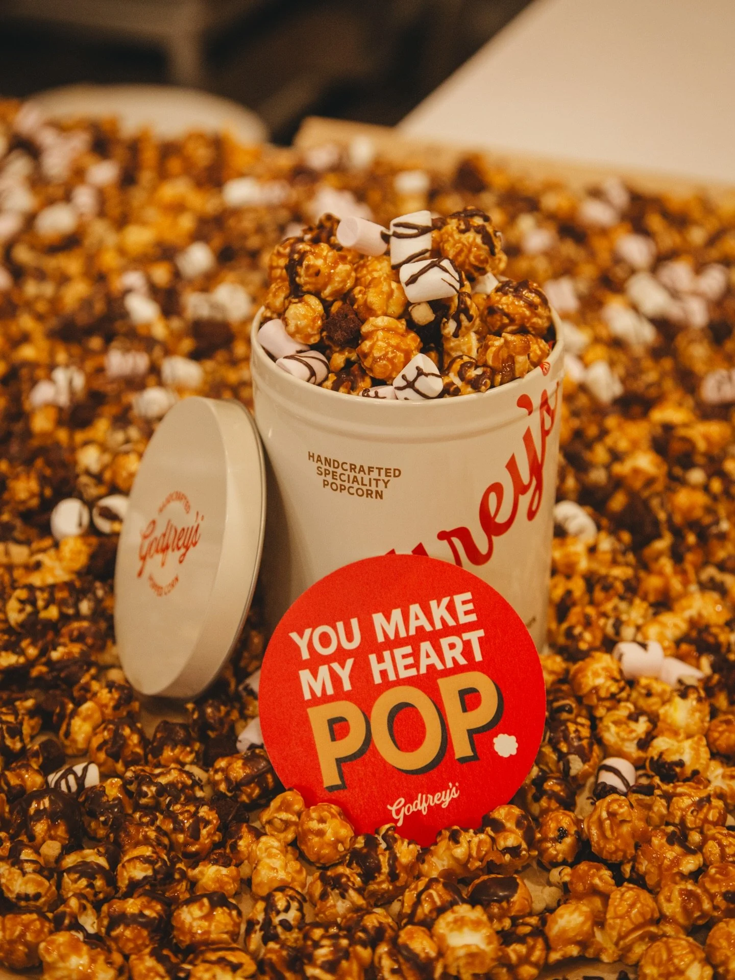 NEW SPECIAL ALERT: Rocky Road (aka Rocky Relationship) 🍿
A little messy, very indulgent, and absolutely worth it.
Caramel corn, vegan marshmallows, shortbread crumb, brownie bits, finished with a generous drizzle of milk chocolate 💔➡️❤️
And Grab a 