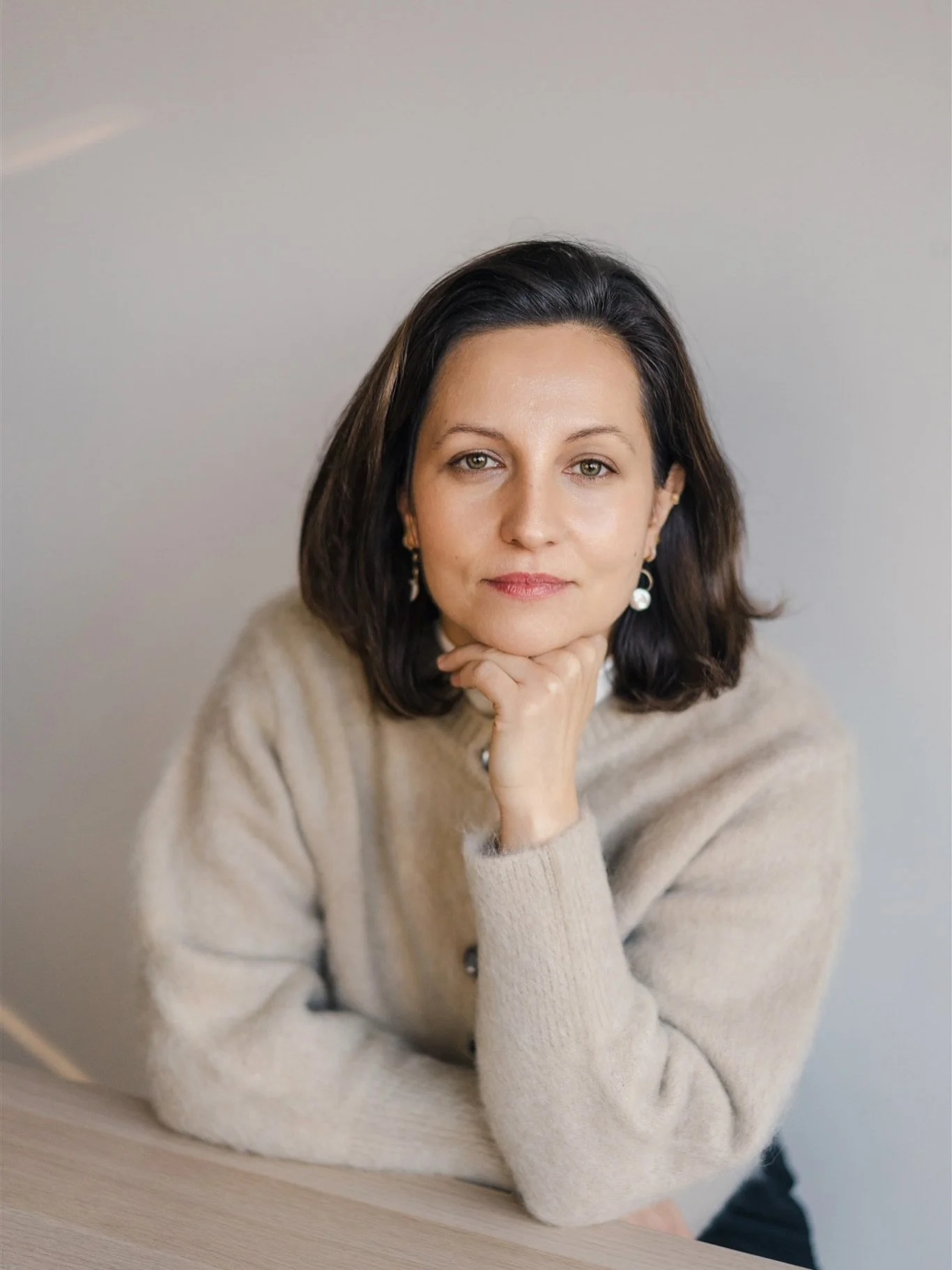 First headshot of 2026 ✨
Beautiful wintry window light and a client who arrived convinced she&rsquo;d never seen a photo of herself she liked.

After receiving her gallery, I was so happy to get this response:
&ldquo;I actually love them all! I am co