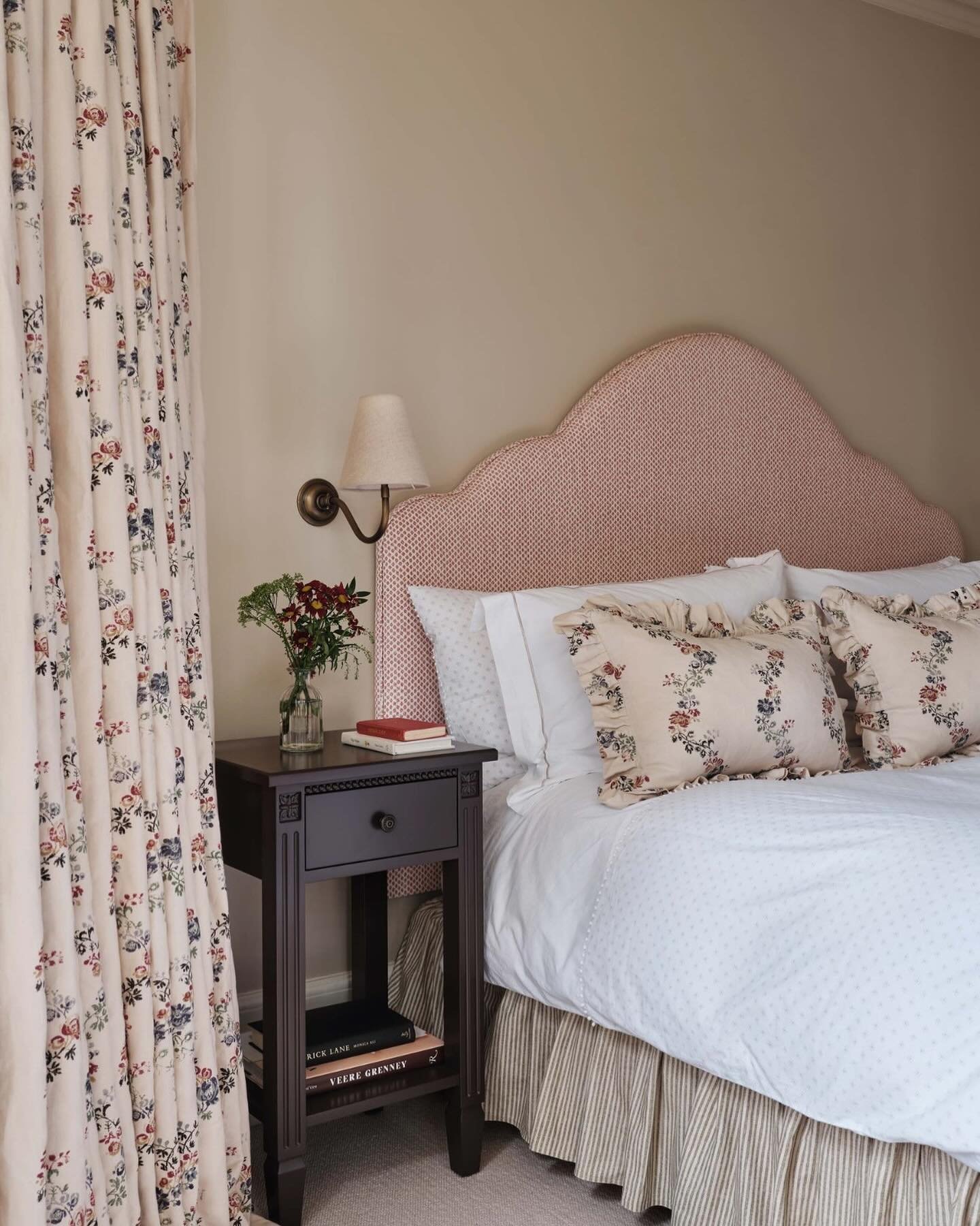 Neutral, Patterns &amp; Bedsides 💜 

When redesigning the main bedroom of our countryside manor project we wanted to create a neutral oasis to retreat too after a long day at work! 

Our client had pre-made curtains, headboard and valance before our