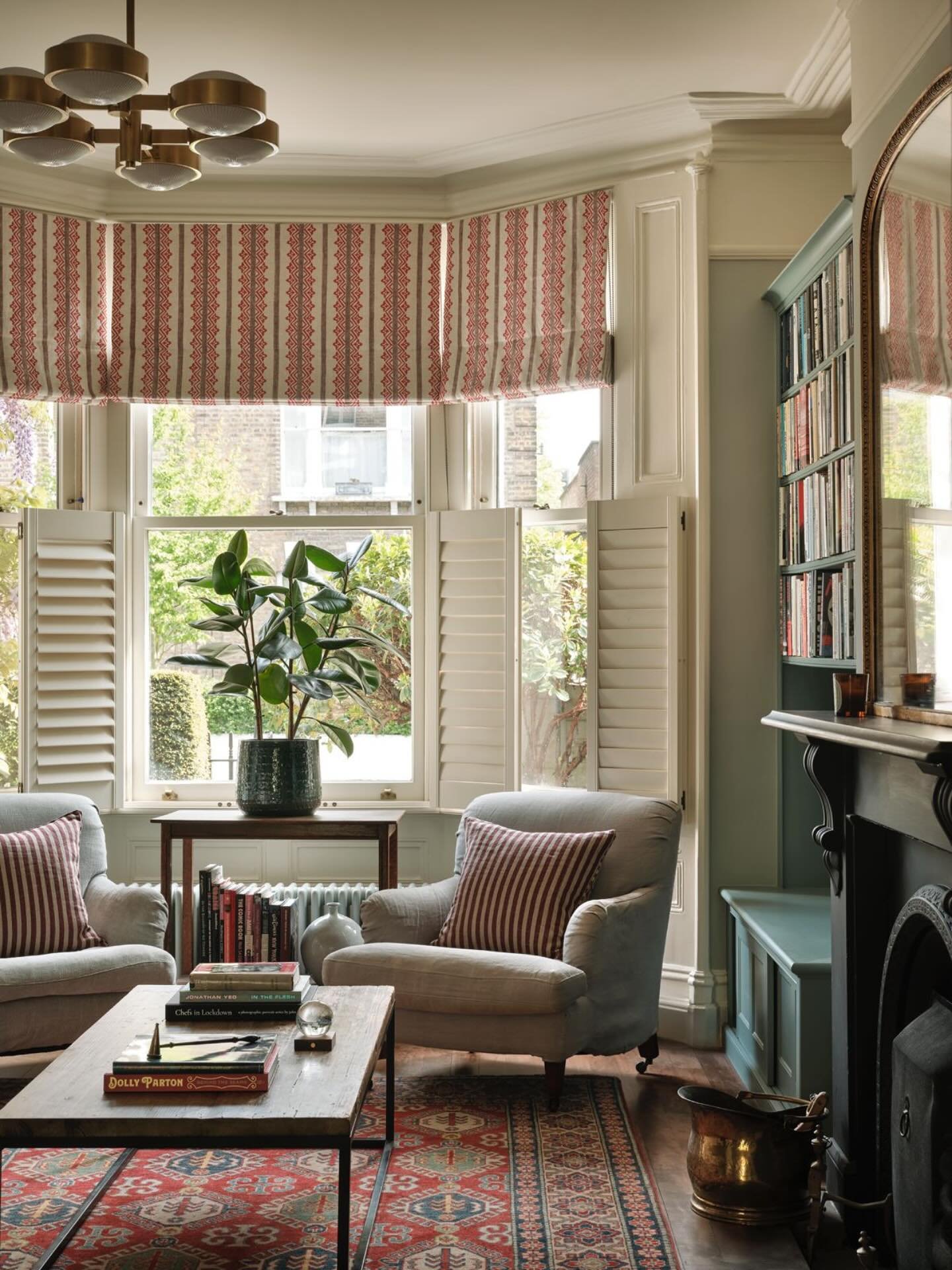 Blue, Reds &amp; Neutral 🇬🇧 

When tasked with redesign this living room our client was inspired by a nautical concept with the main requirement of the space to be a blue hue! So we decided to add a Victorian spin by adding pops of red to the space