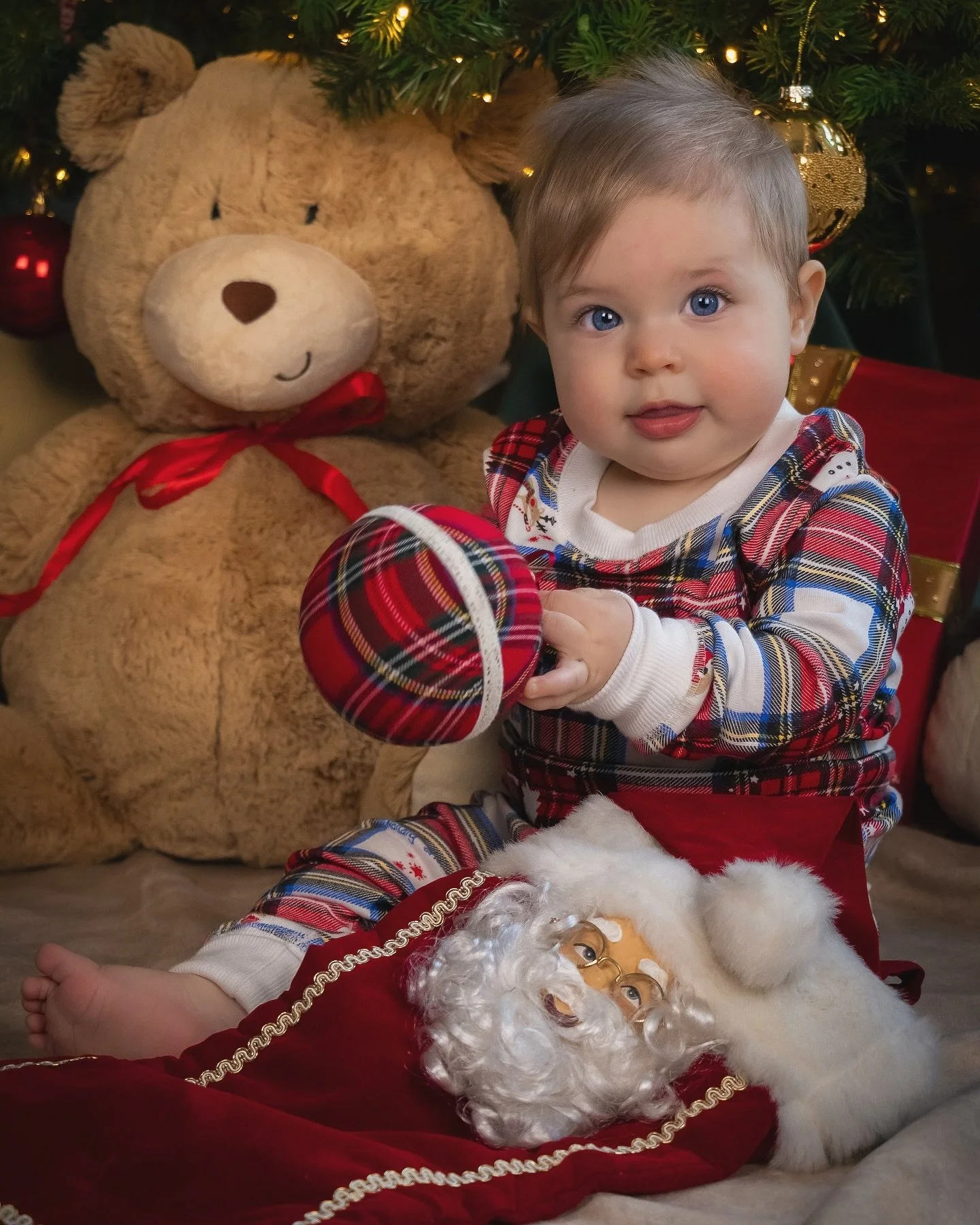 Christmas Mini Photo Sessions with Baby Elijah and his big brother Reuben ❤️ 

You can book your session in through the website link in my bio 🎄✨📸

#photoshoot #christmasphoto #christmasphotography #baby #christmas #canonphotography #canon