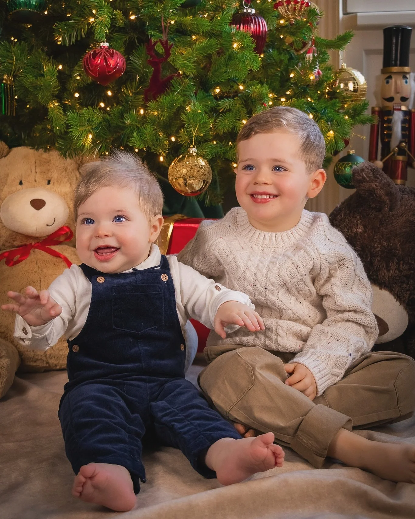 The best of buds ✨🎄📸
Christmas Mini Session Bookings are open and already filling up! ❤️ thank you all so much and make sure to get yours in! 

You can book through the link in my bio 🎁

#christmas #christmasphotoshoot #photography