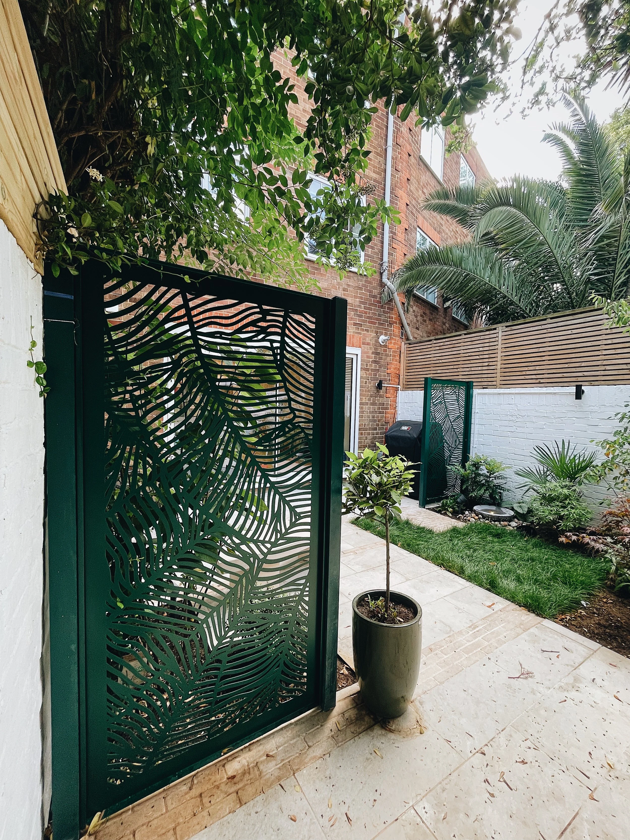 Luxury screen in garden.jpg