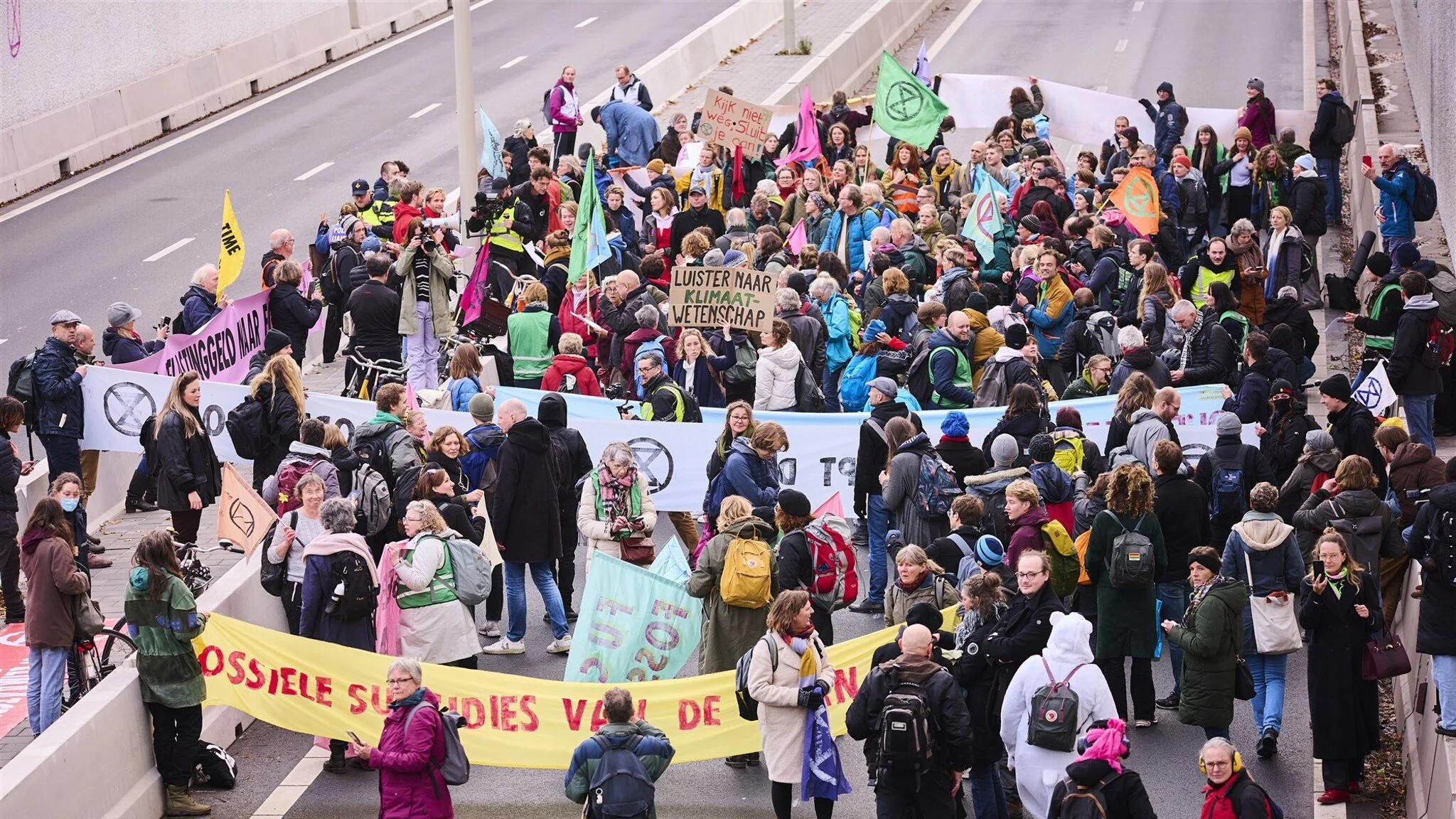 Extinction Rebellion demonstreert op de A12