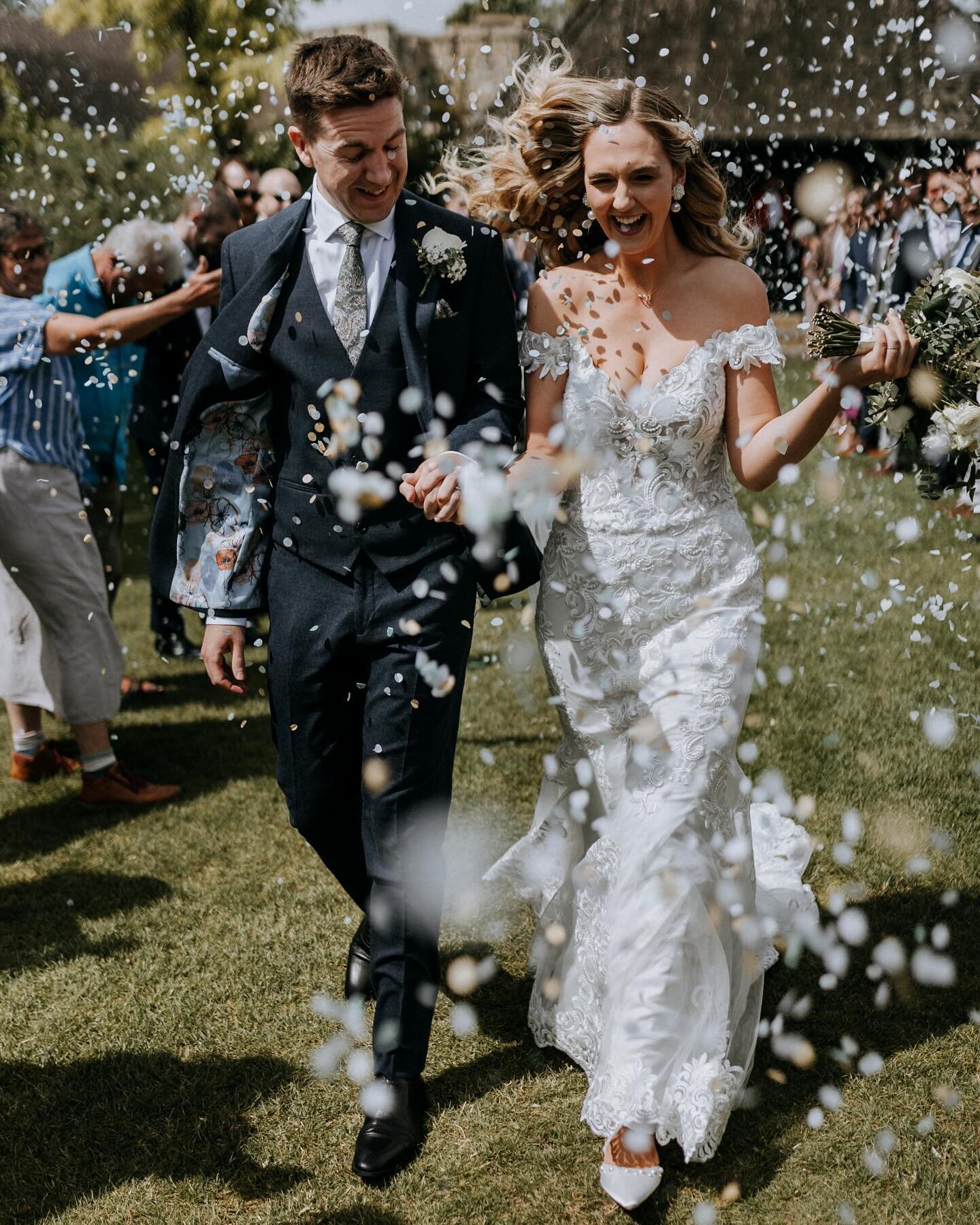 Sitting here pondering&hellip;..I haven&rsquo;t shared a confetti pic for a while&hellip;&hellip;here&rsquo;s one! 
When I capture confetti images, I do like them to look chaotic&hellip;.it adds to the excitement 😎⚡️😎⚡️ @coolingcastlebarn