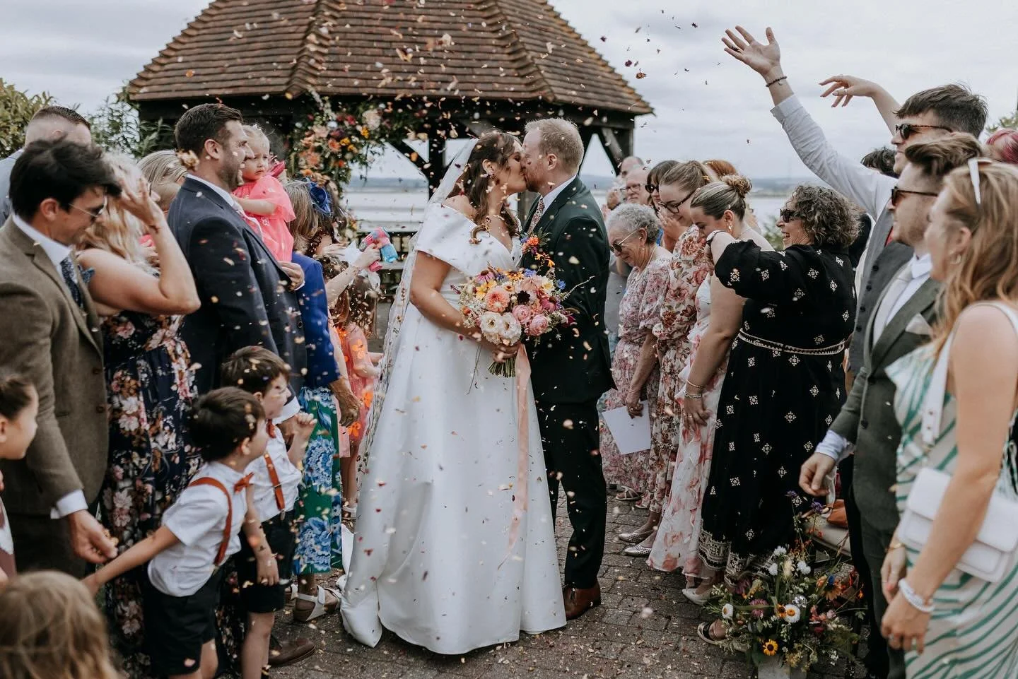 It&rsquo;s a confetti picture&hellip;.why? Because I LOVE IT&hellip;I LOVE IT!! ⚡️⚡️⚡️

@theferryhouseweddings