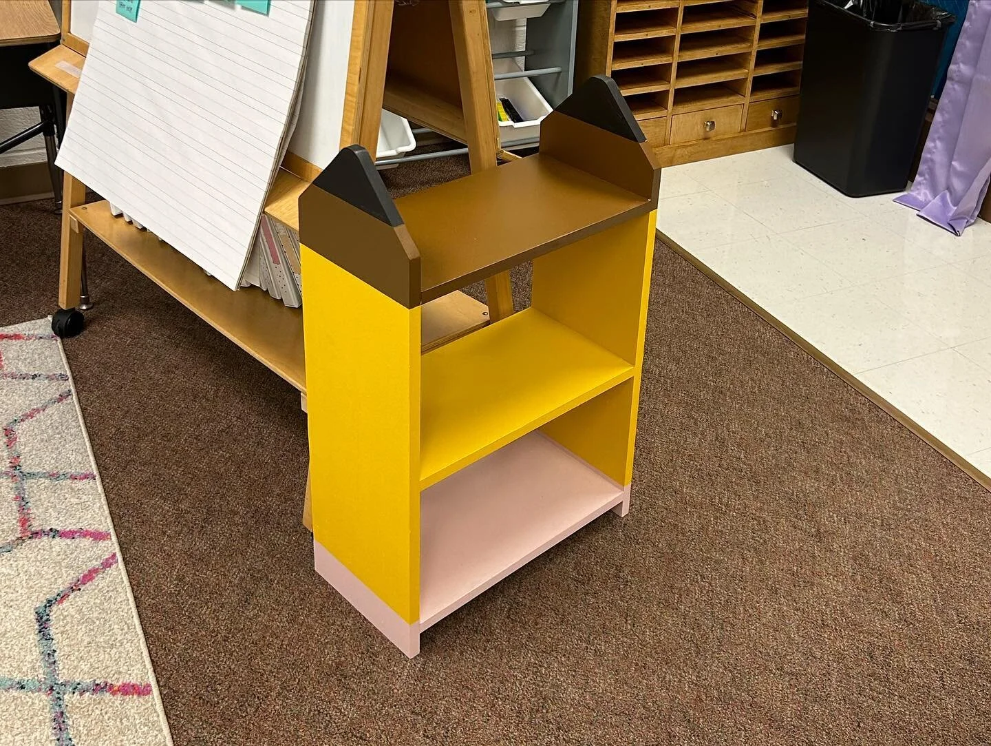 Lunchbox Storage Shelf

Check out this pencil themed lunchbox storage shelf that was custom built for an elementary school classroom!

The idea behind this build was a fun and creative shelf to be able to hold student&rsquo;s lunchboxes during the da