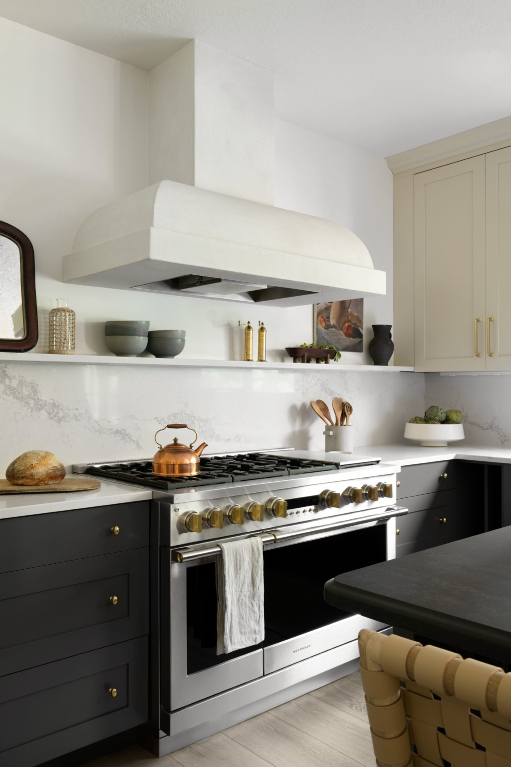 A Dramatic Plaster Range Hood Design