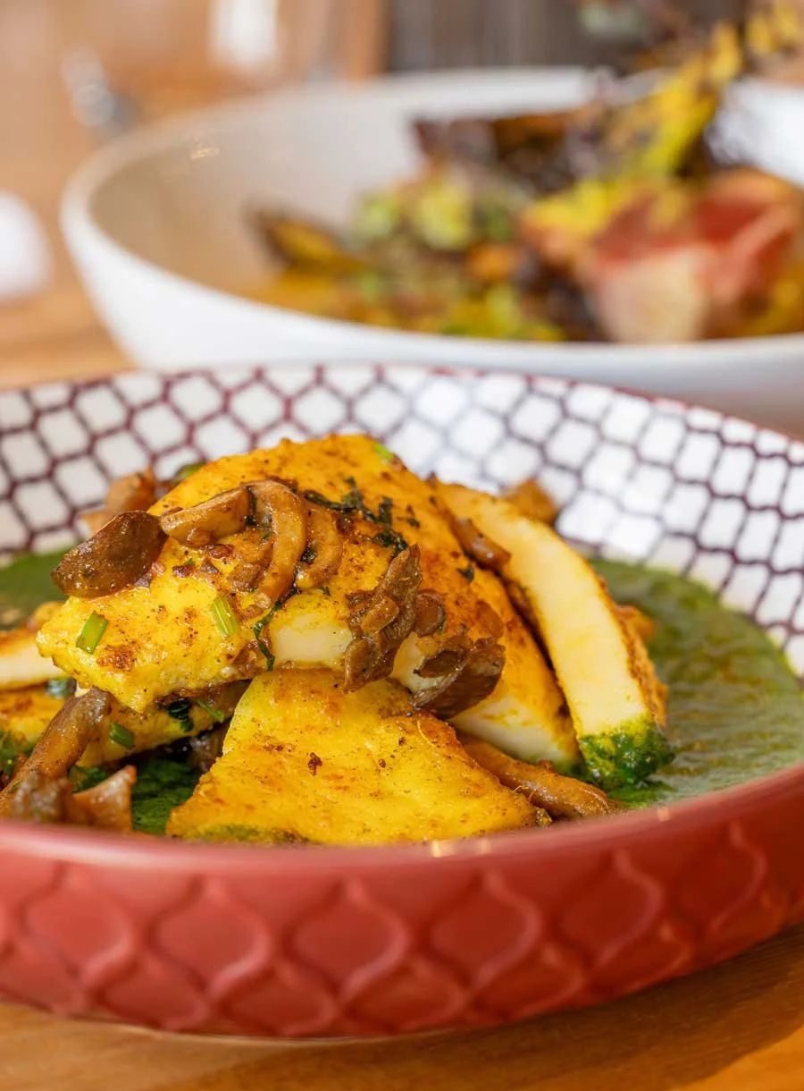 Grilled paneer with mushrooms in a green curry