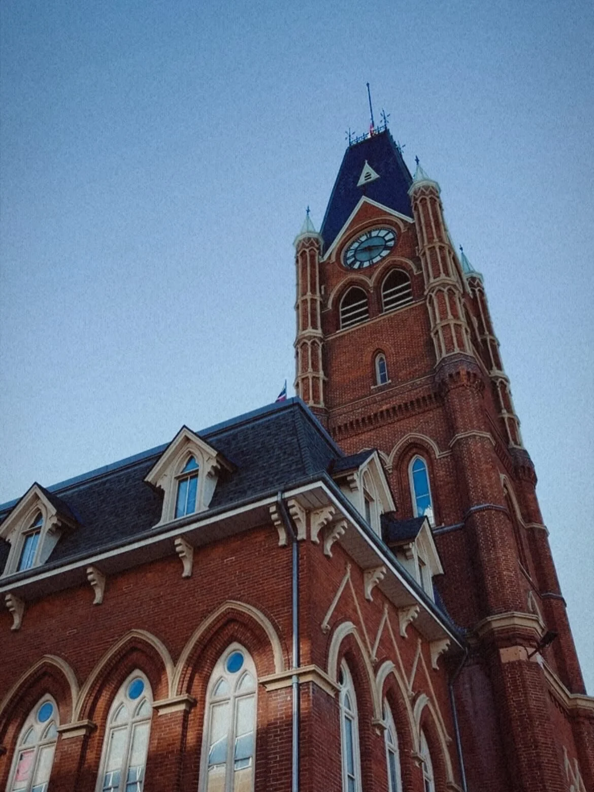 A very rare morning without any mom duties, so of course I took my book to @benjiscoffeebar