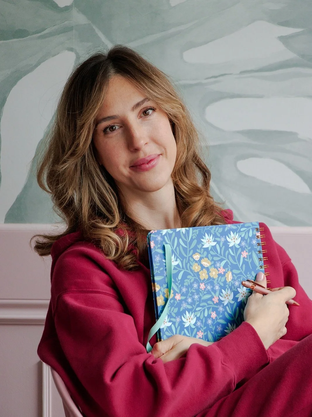 Sometimes the day of your photoshoot is also our first time meeting in person, and honestly I love that part of the job! I had such a great time getting to know @katiied during her branding shoot for her new podcast (@littlescoop.pec ), and this time