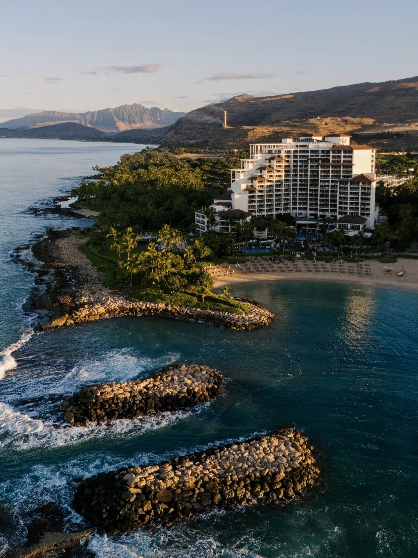 Part ✌🏻 of this set from @fsoahu. I could post a dozen more sets but I&rsquo;ll show self control and stop here for now 

&bull;
&bull;
&bull;
&bull;
&bull;
#fourseasonshotel #fourseasons #fsoahu #hospitalityphotography #hotelphotography #hawaii #fu