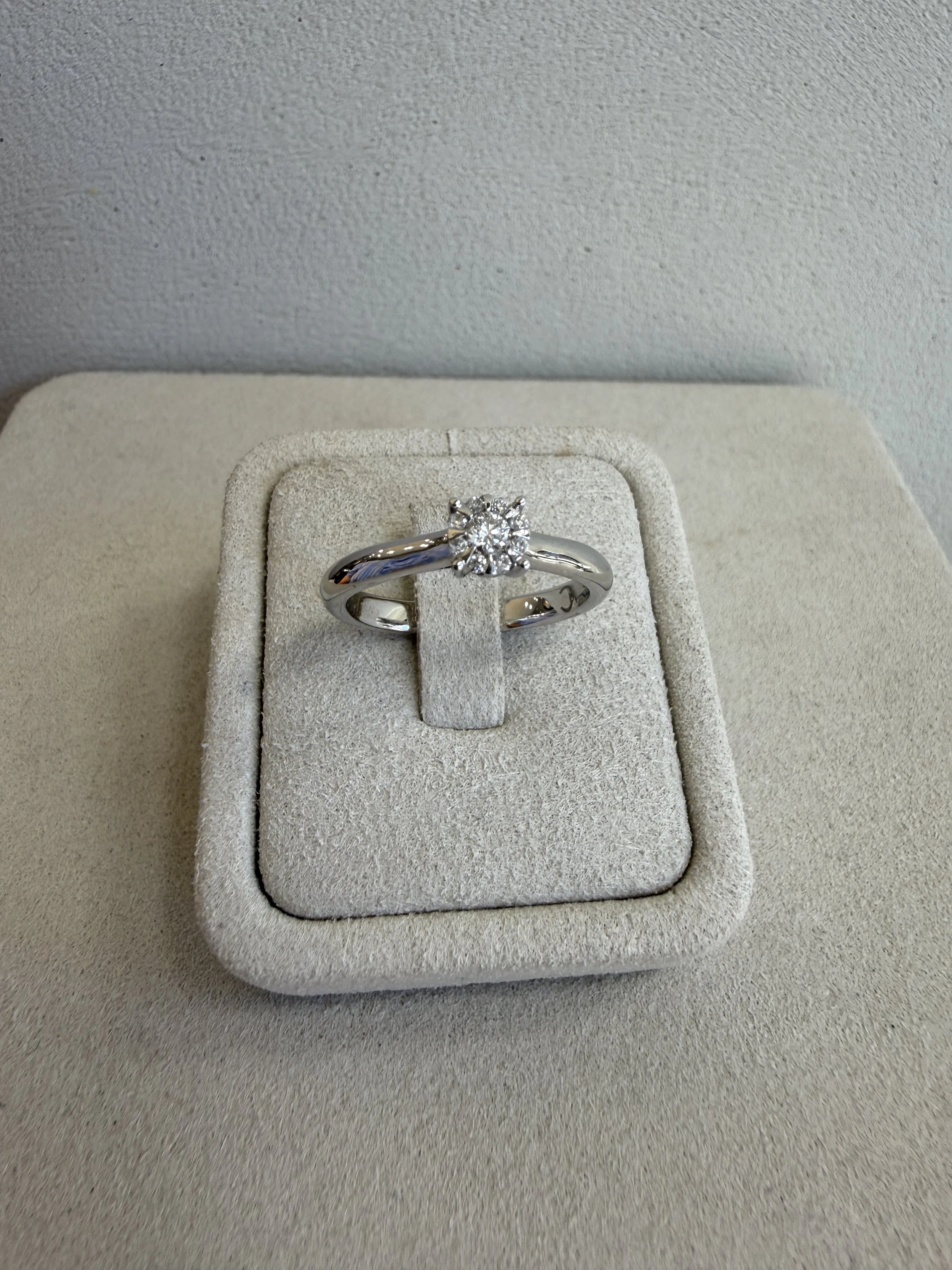 Witgouden_ring_invisiblesetting