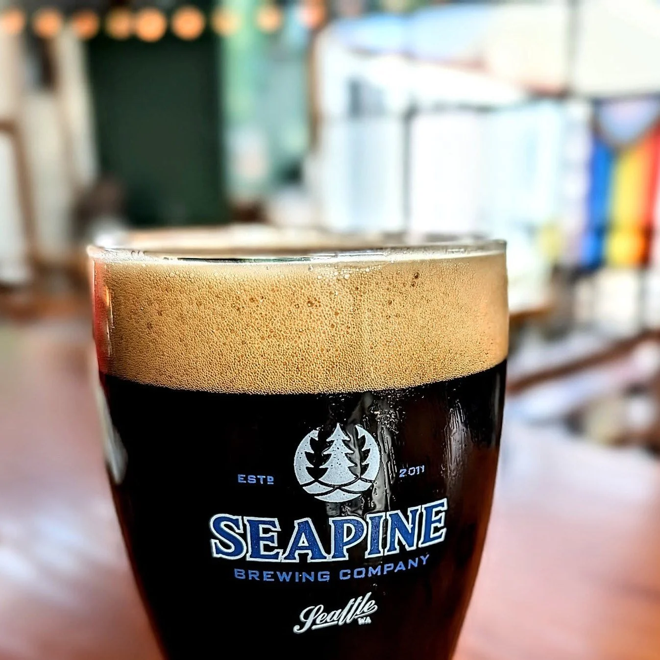 It's March! So that means Irish Wristwatch is back! ☘🍺
Our classic dry Irish stout (4.5%) is brewed with flaked barley, roasted barley &amp; chocolate malt. Now pouring for everyone who can't make it to Dublin for St Patrick's Day this year... 
#sea