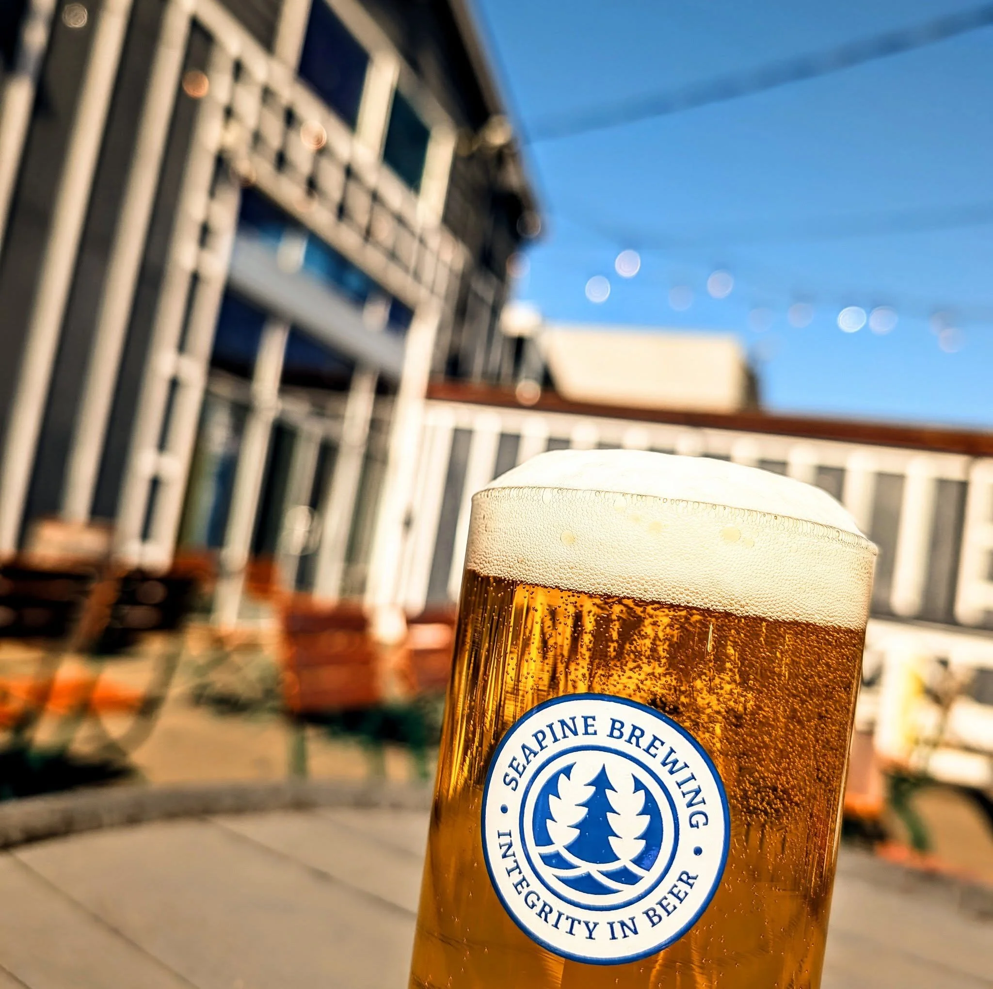 The sun is out and the patio is open! Perfect Kolsch sipping weather 👀🍻🌞
#seattlecraftbeer #seattle #wacraftbeer #seapinebrewing