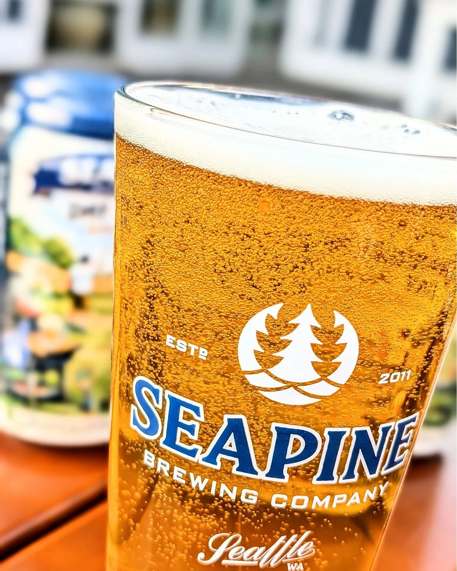 Patio weather on the weekend! We just tapped a fresh batch of our Golden Ale. Light and refreshing (4.5%) brewed with Golden Promise malt &amp; El Dorado hops it's perfect for patio sipping! 🍻 #seattlecraftbeer #seattle #wacraftbeer