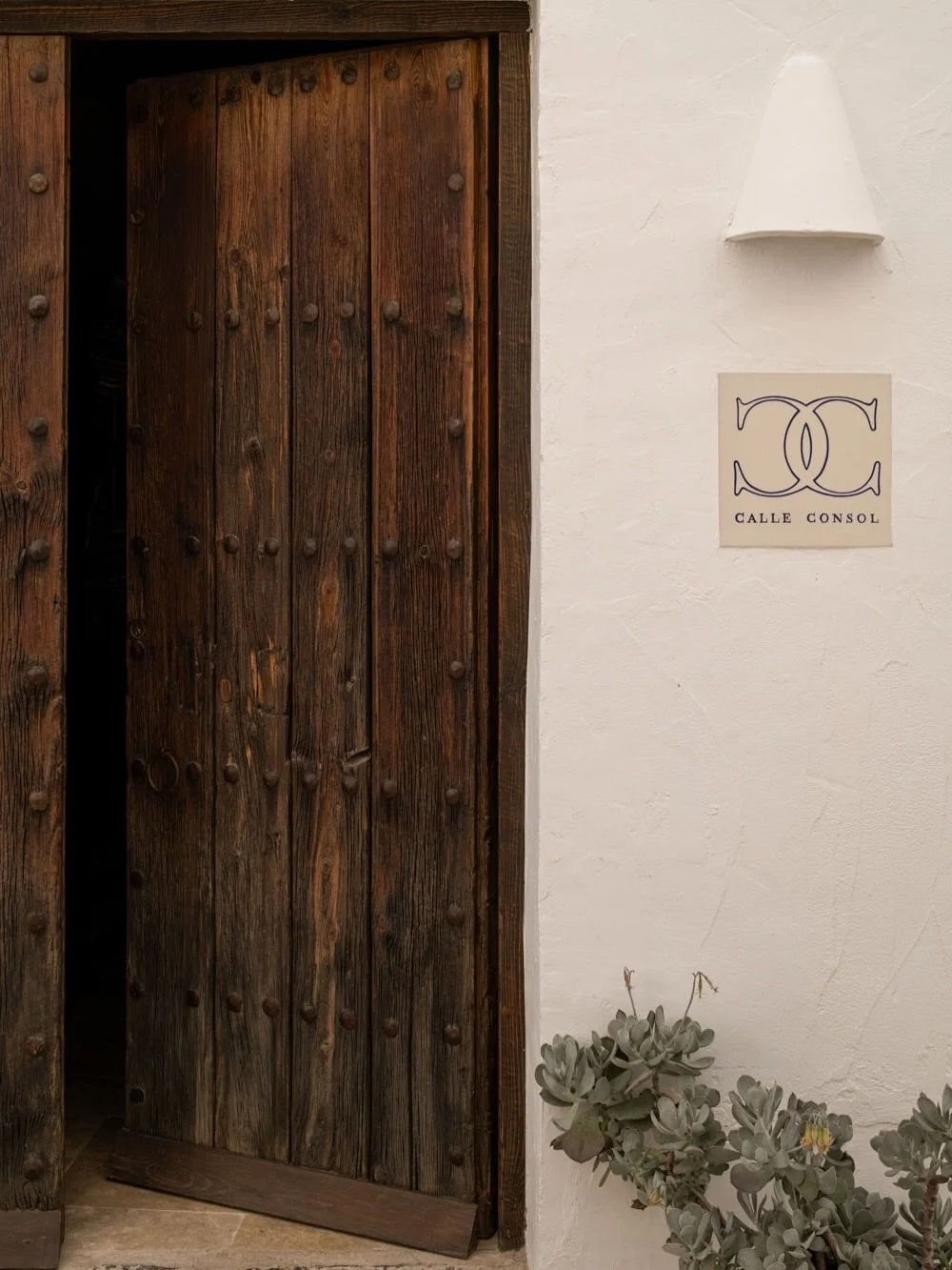 Calle Consol, a townhouse in the old town of Altea designed by @atelier.valencia.
So many details here are natural, have been restored or aged to match feeling from the past, like the wooden front door or stone sink in the bathroom.

How do you feel 