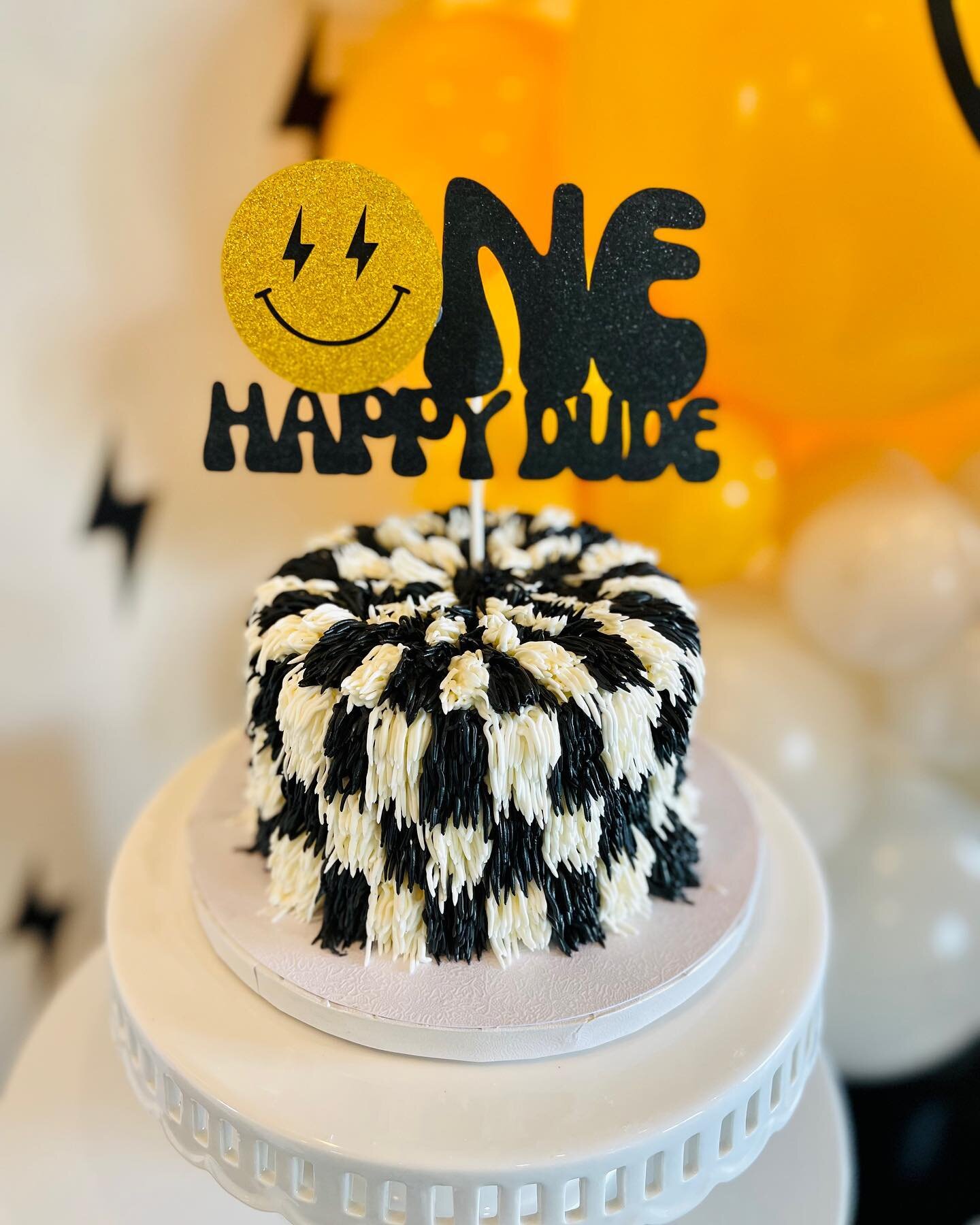 Happy Birthday to this one happy dude 🙂⚡️🏁

#onehappydude #happydude #🙂 #firstbirthday #firstbirthdaycake #shagcake #absofcakes #celebrateeatcakeinspire #eastlosangeles #eastla #cakes #customcakes #womanownedbusiness #womanentrepreneur #smallbusin