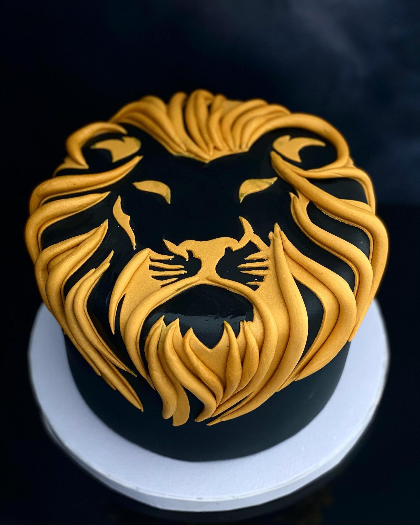 🦁 

#lion #lioncake #lionking #simba #absofcakes #celebrateeatcakeinspire #eastlosangeles #eastla #cakes #customcakes #womanownedbusiness #womanentrepreneur #smallbusiness