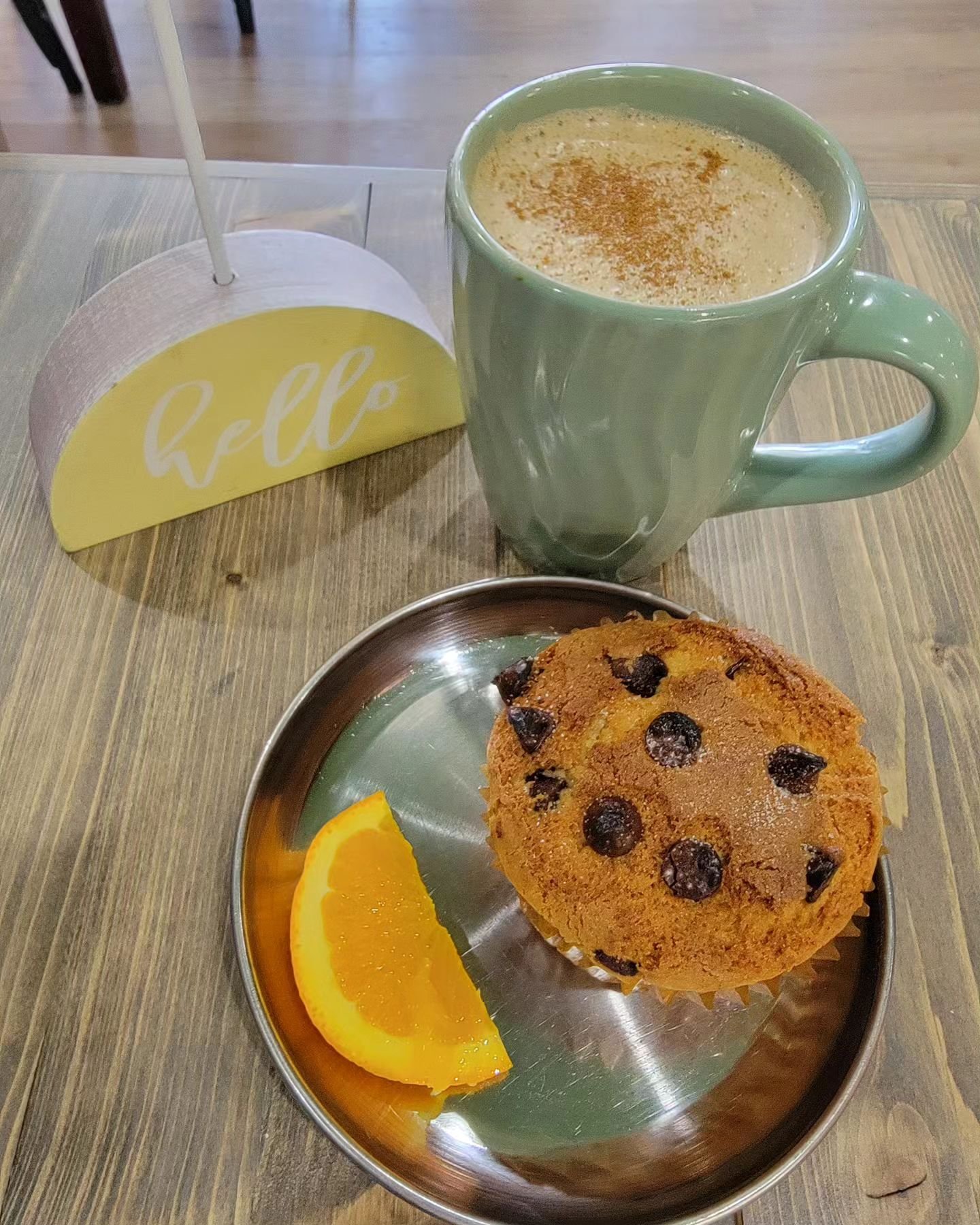 Honey Cinnamon Latte with Homemade Chocolate Chip Muffin made by Ally!! @flute_guurl_225 ♡♡♡ #createyourownlatte #noaspartame #treehousecafecos #communitycafe